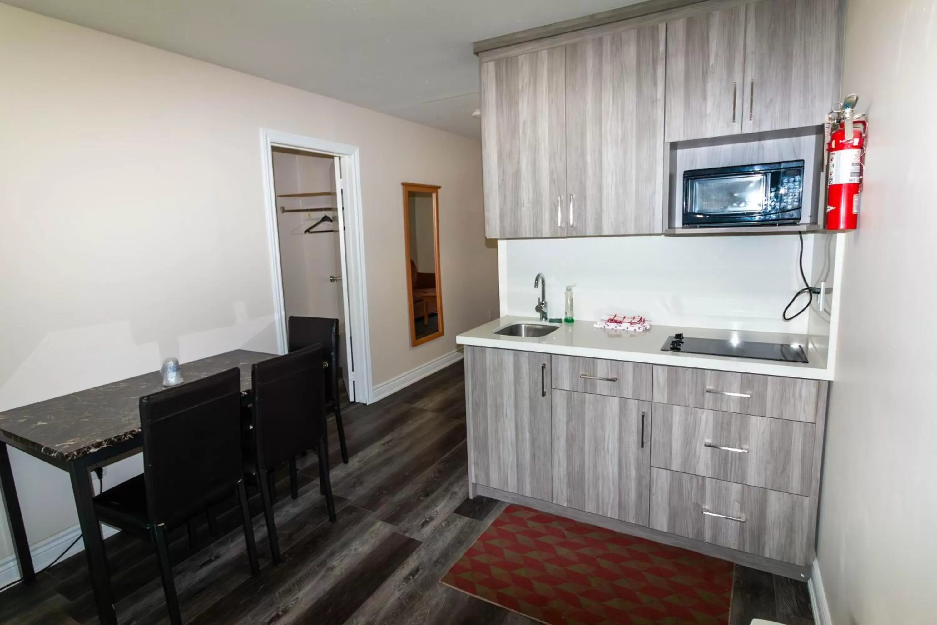 Kitchen/Kitchenette in Borden Inn and Suites