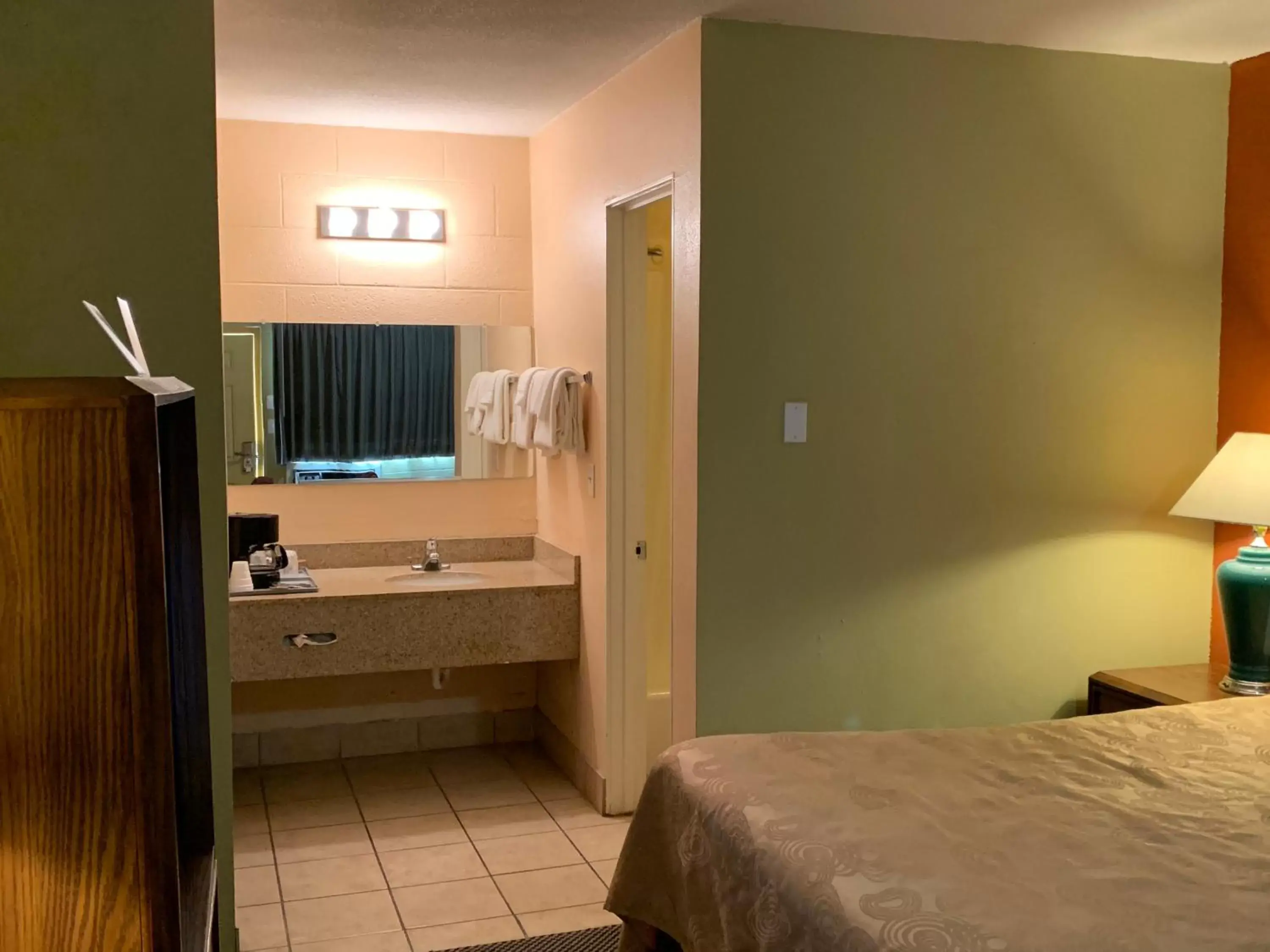 Bathroom, Bed in Executive Inn Dodge City, KS