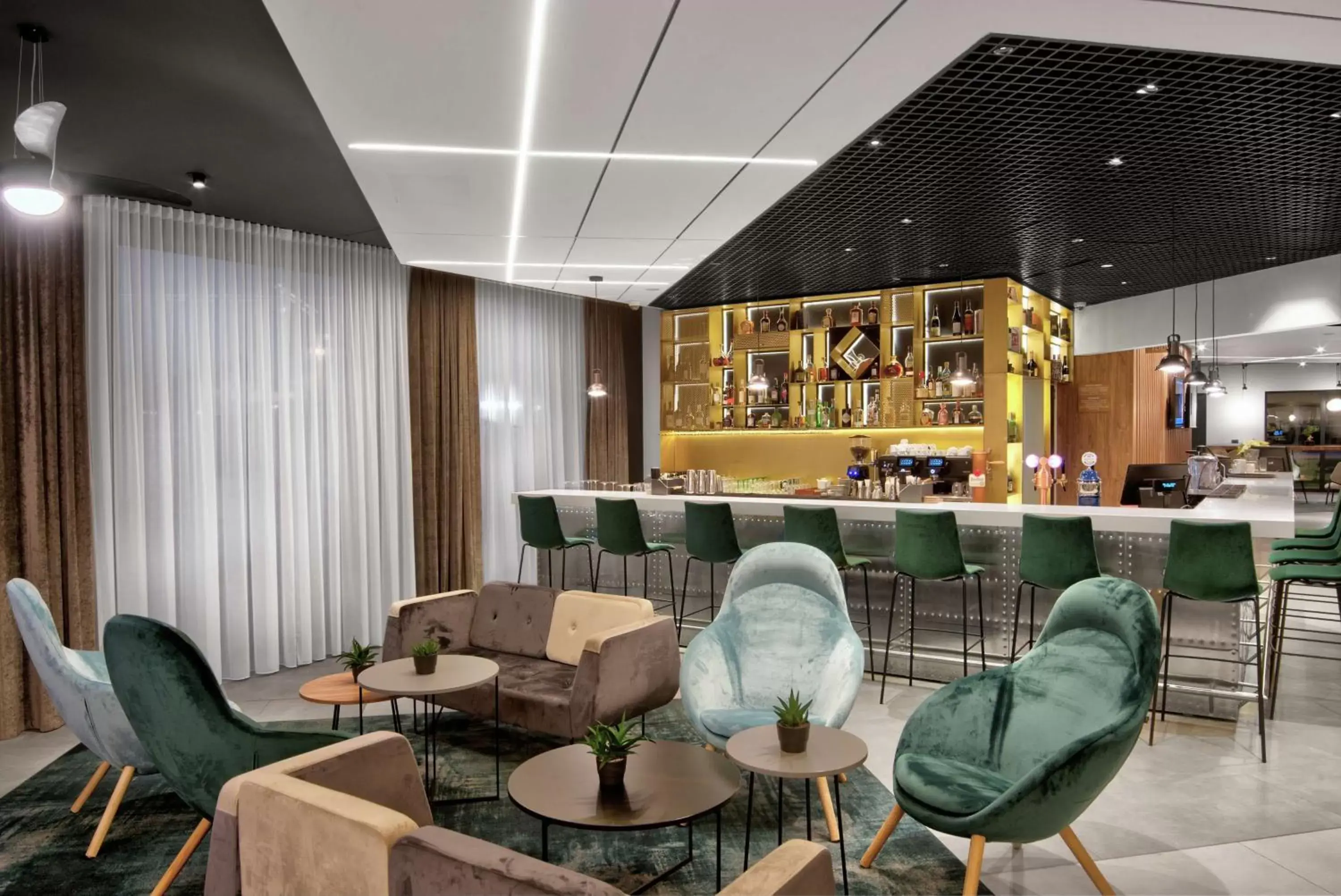 Dining area, Lounge/Bar in Hilton Garden Inn Bucharest Airport