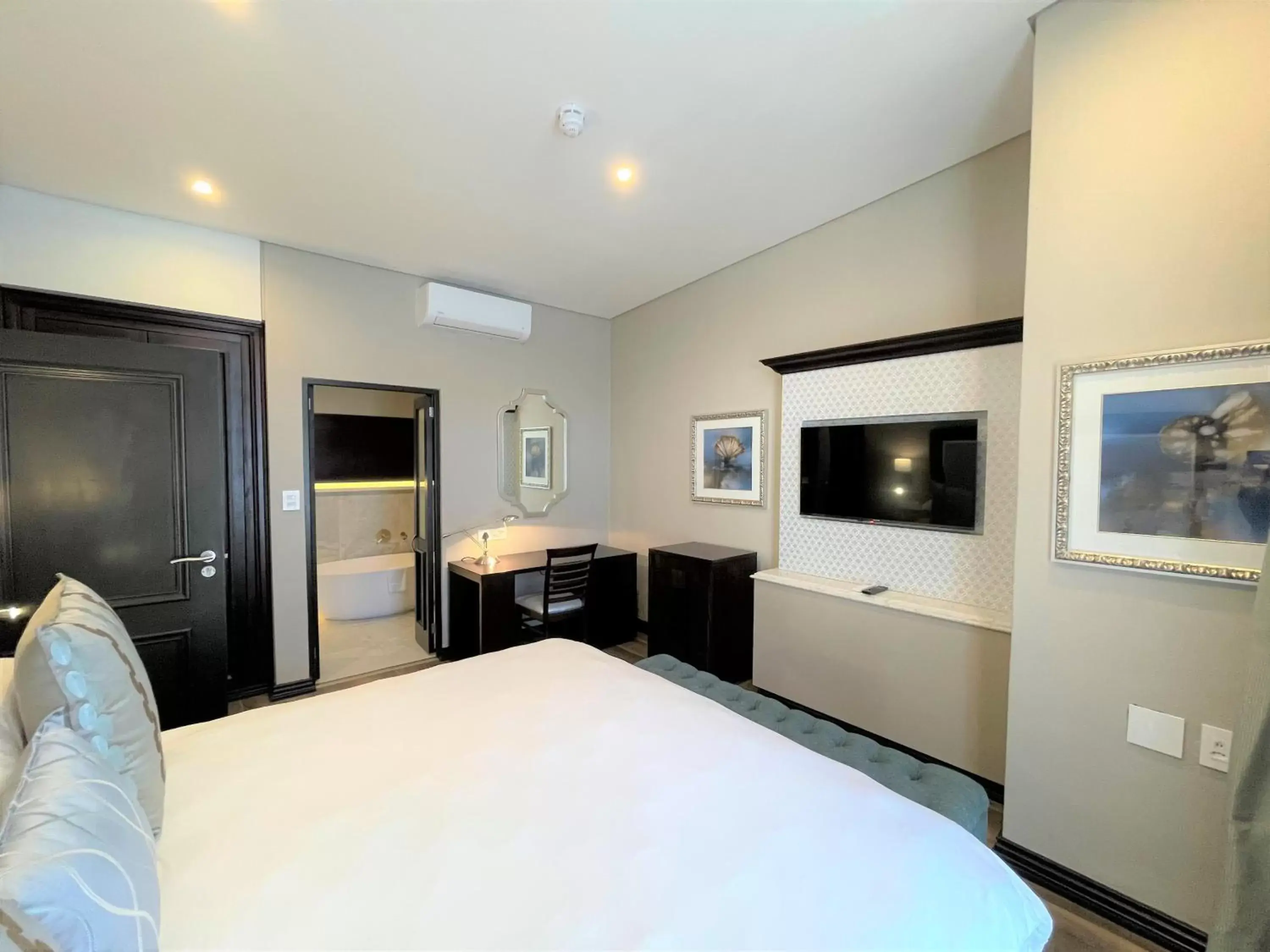 Bed, TV/Entertainment Center in Premier Hotel Cape Town