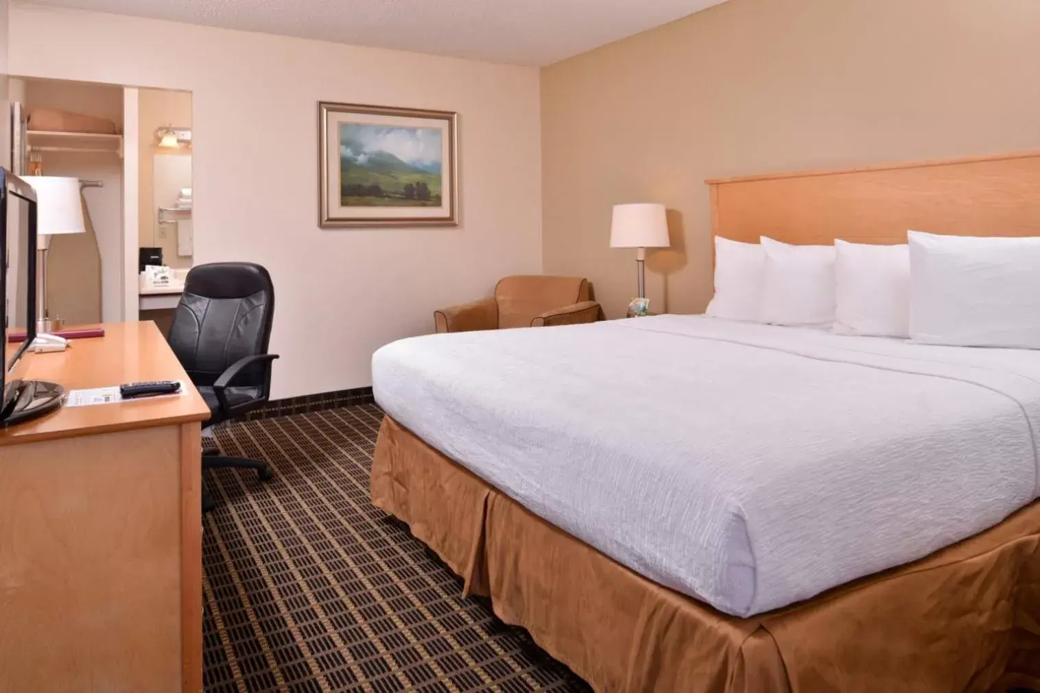 Photo of the whole room, Bed in Campus Inn & Suites Eugene Downtown