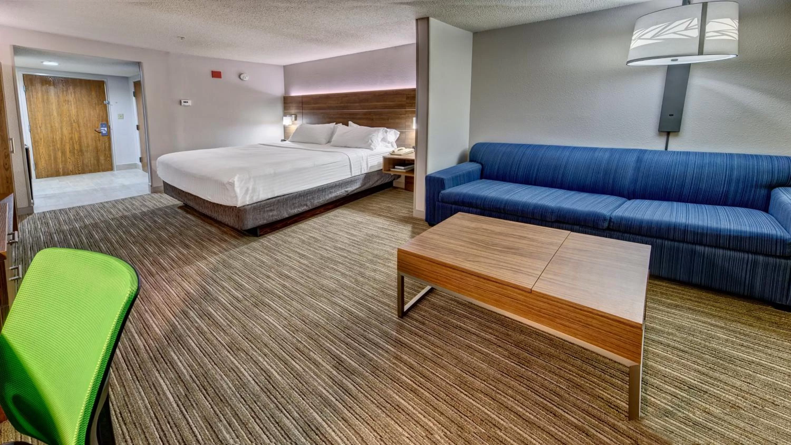 Photo of the whole room, Bed in Holiday Inn Express & Suites Crossville by IHG