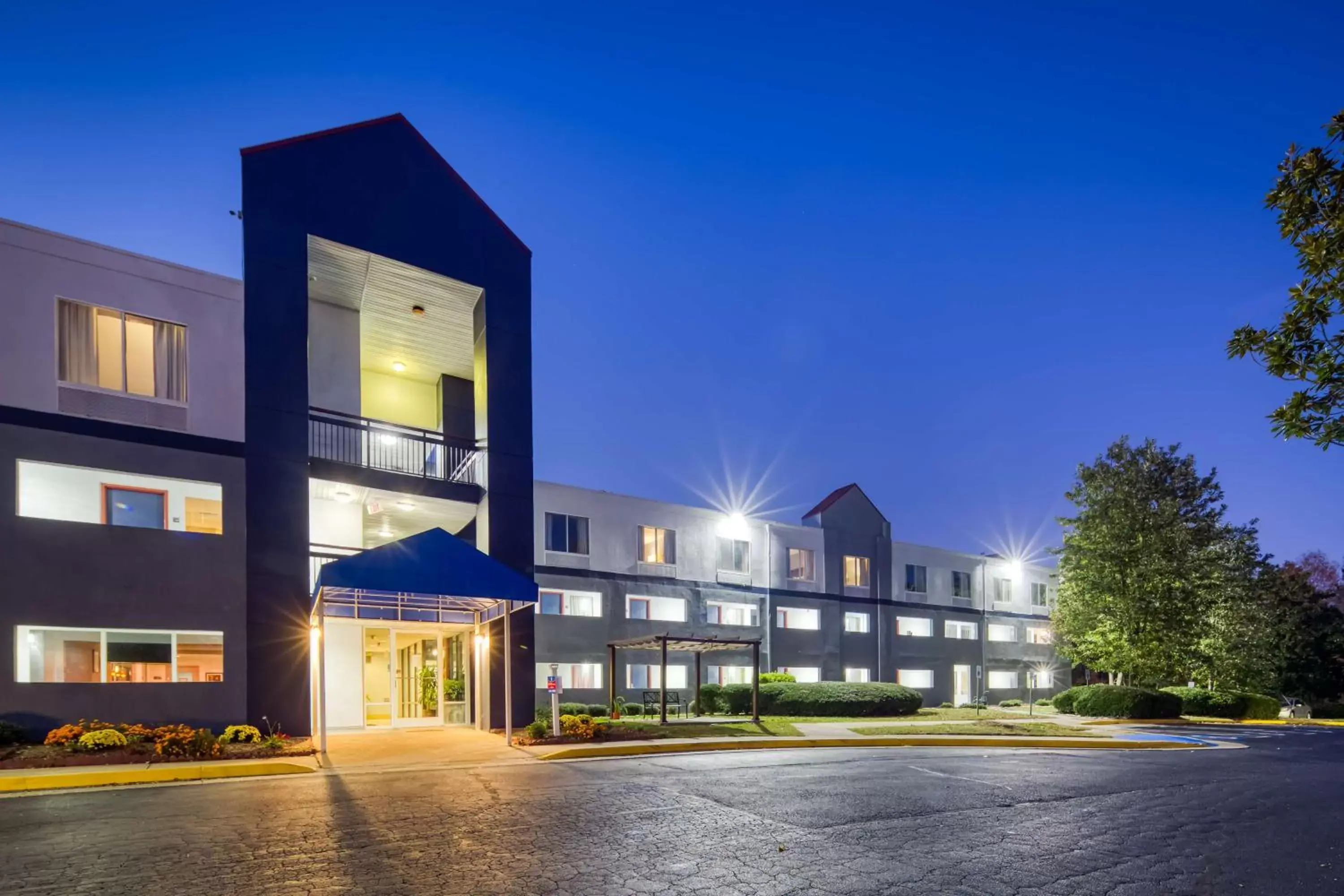 Property Building in SureStay Plus Hotel by Best Western Durham Medical Center