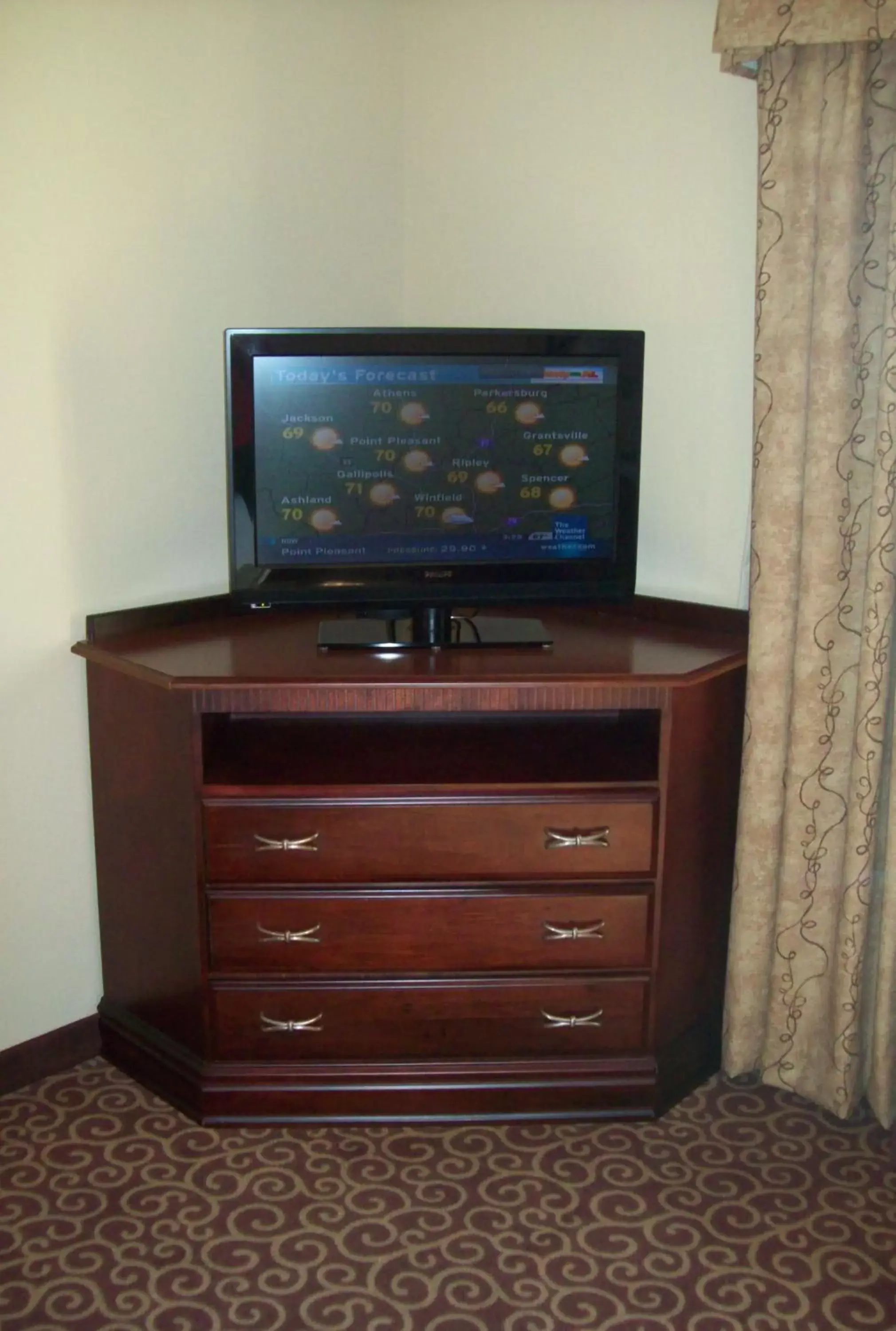 Bed, TV/Entertainment Center in Hampton Inn Gallipolis