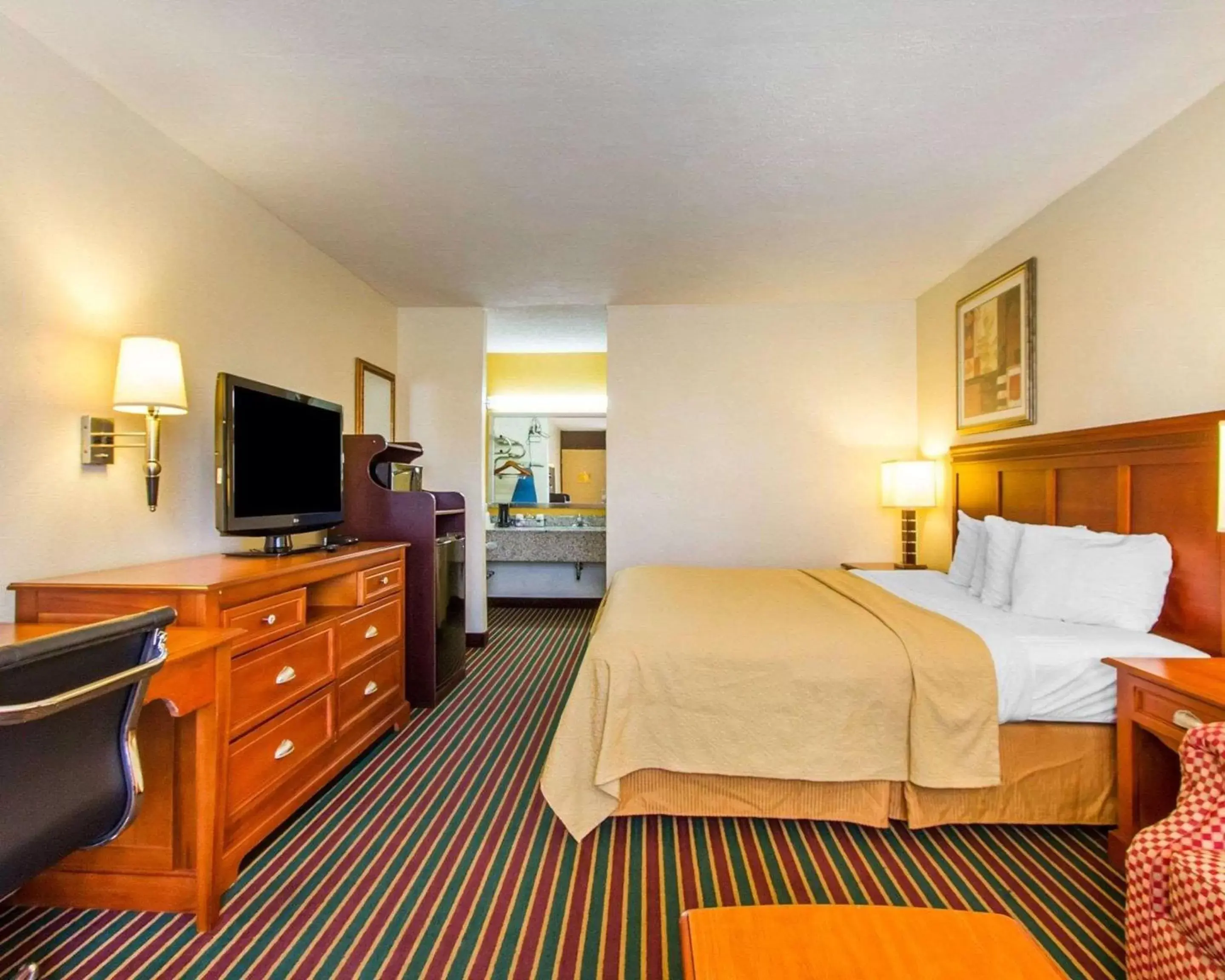 Photo of the whole room, Bed in Quality Inn Dyersburg I-155