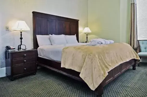 Bed in 1905 Basin Park Hotel