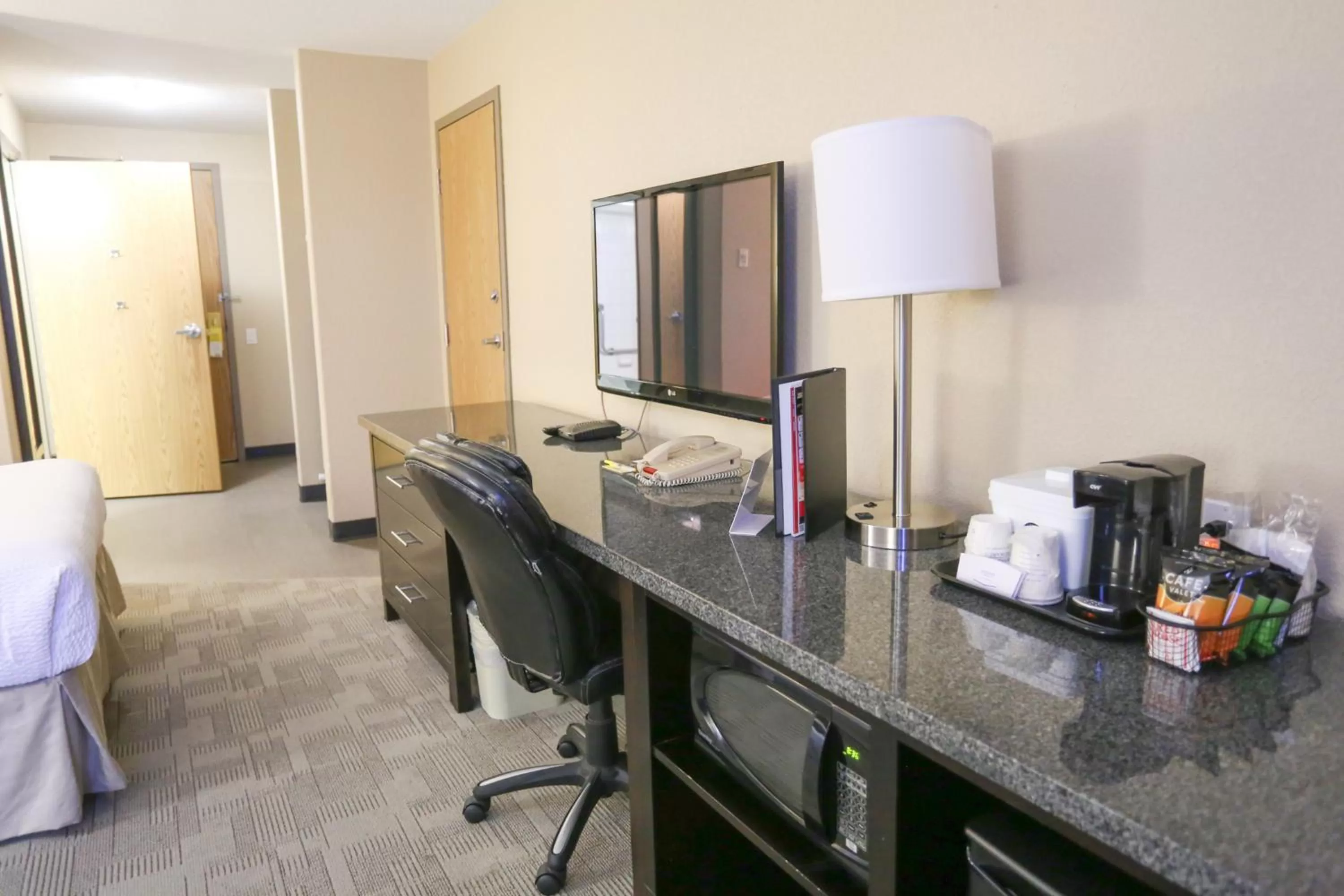 TV and multimedia in Days Inn by Wyndham Calgary Airport