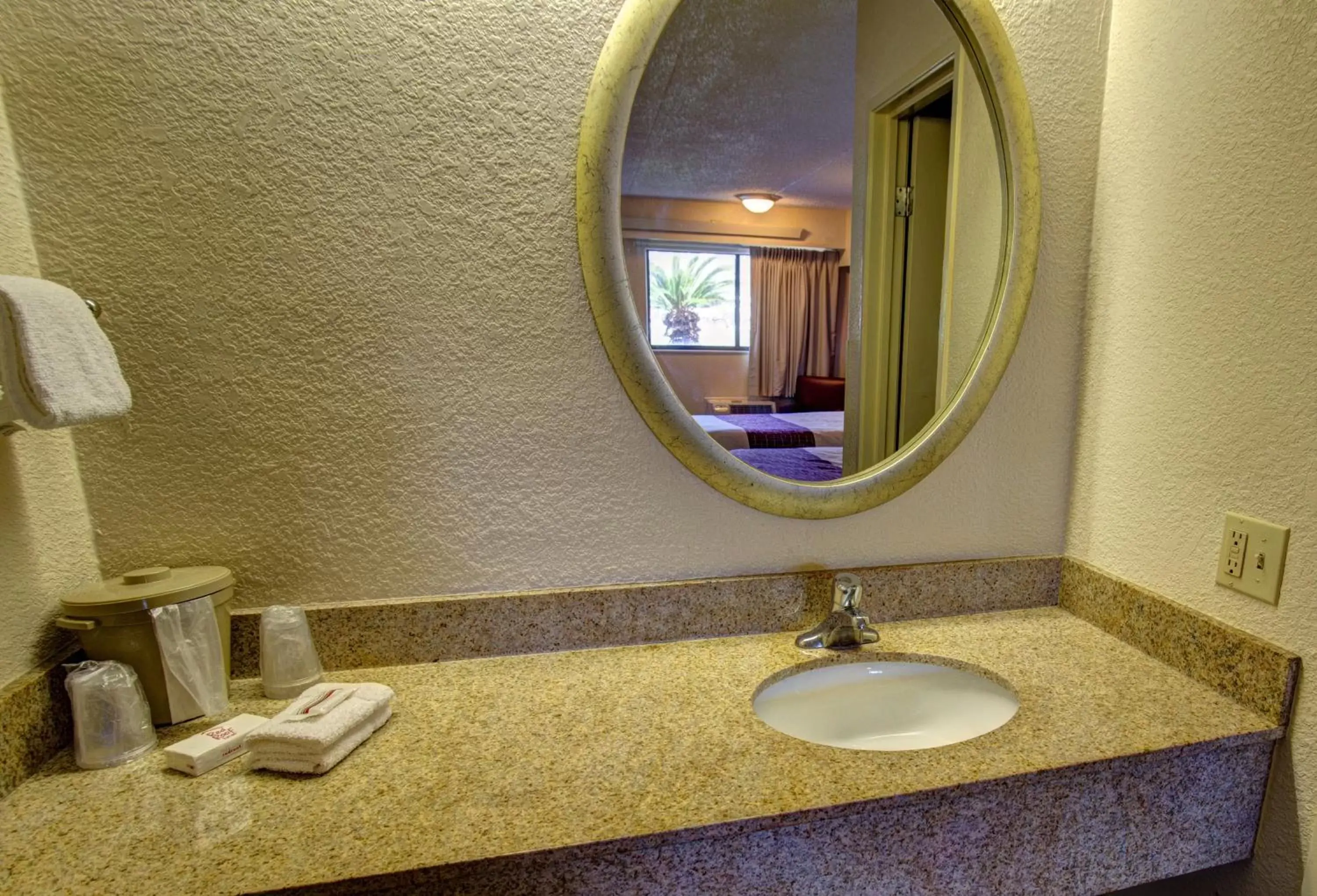 Bathroom in Red Roof Inn Pensacola - I-10 at Davis Highway