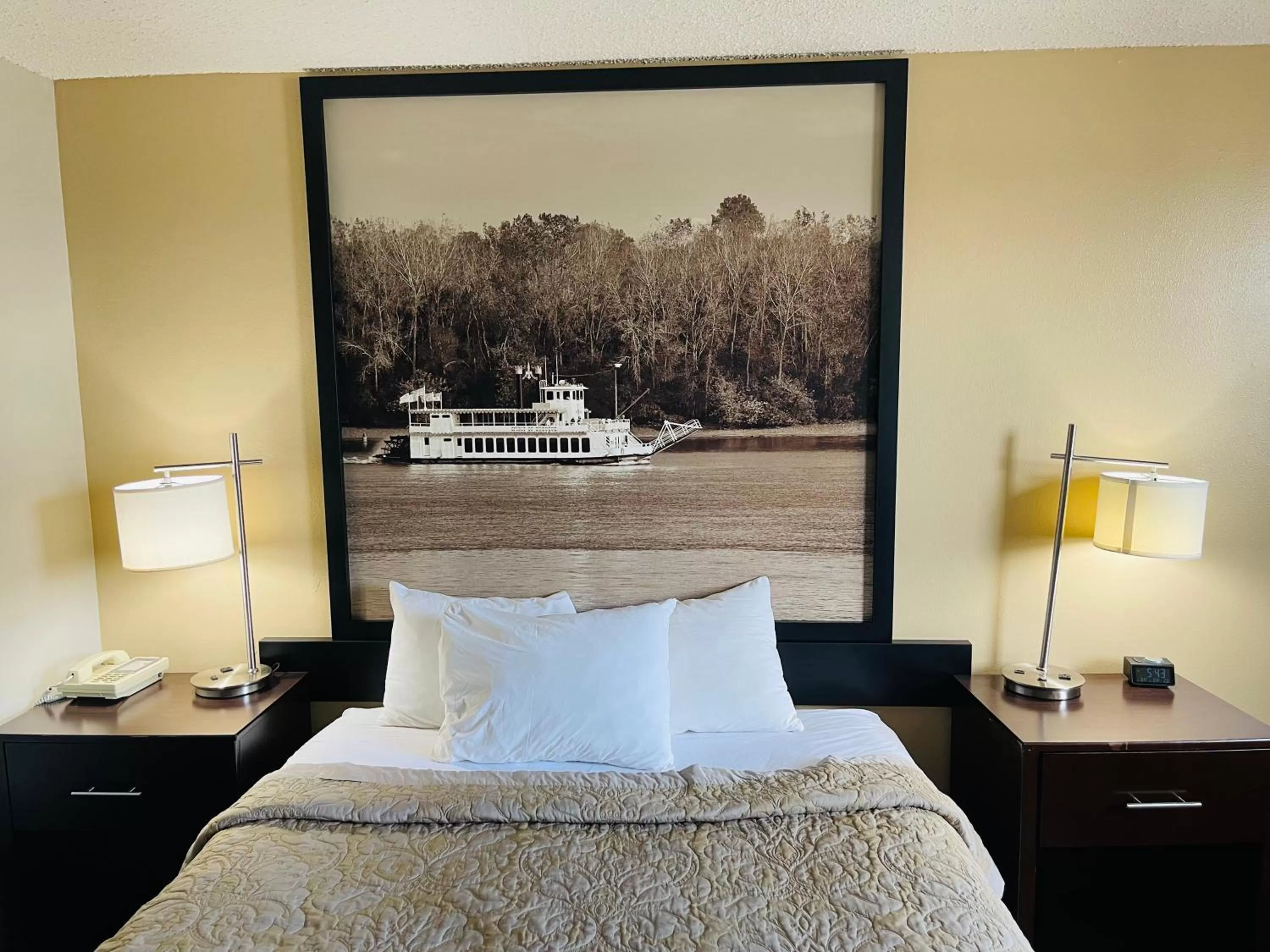 Bedroom, Bed in Super 8 by Wyndham Clear Lake