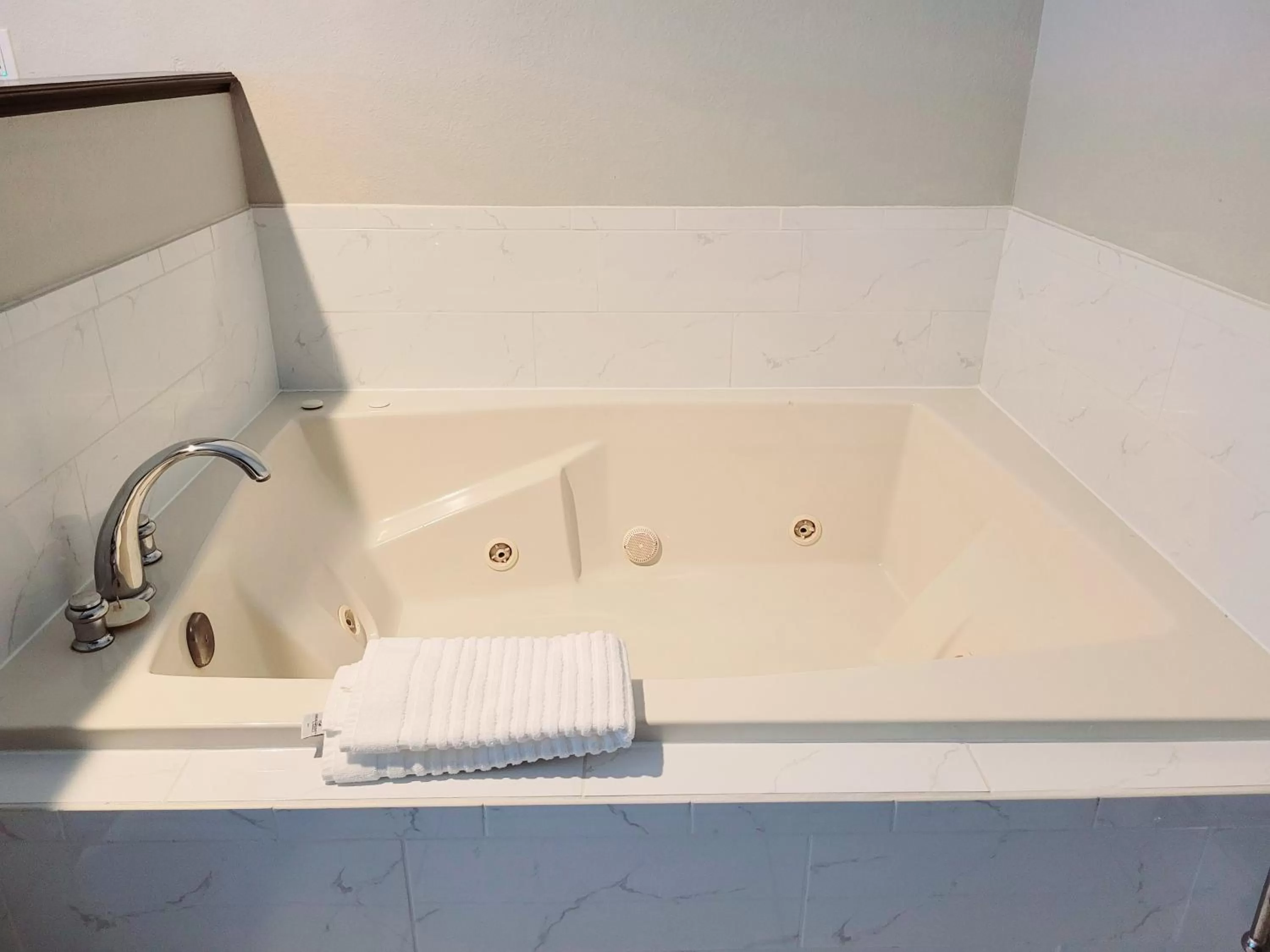 Bathroom in Clarion Pointe Harrodsburg-Danville