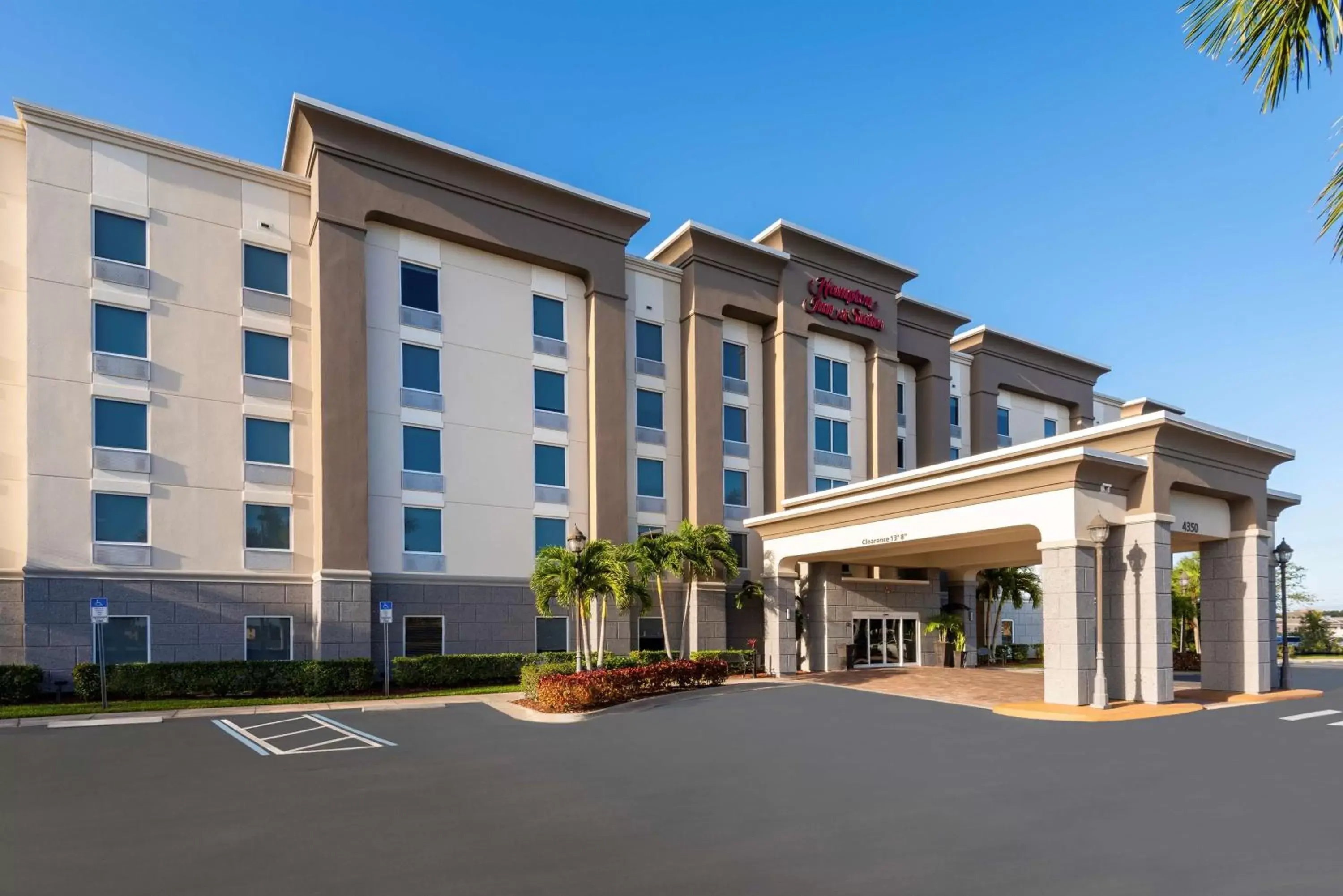 Property Building in Hampton Inn & Suites Fort Myers-Colonial Boulevard