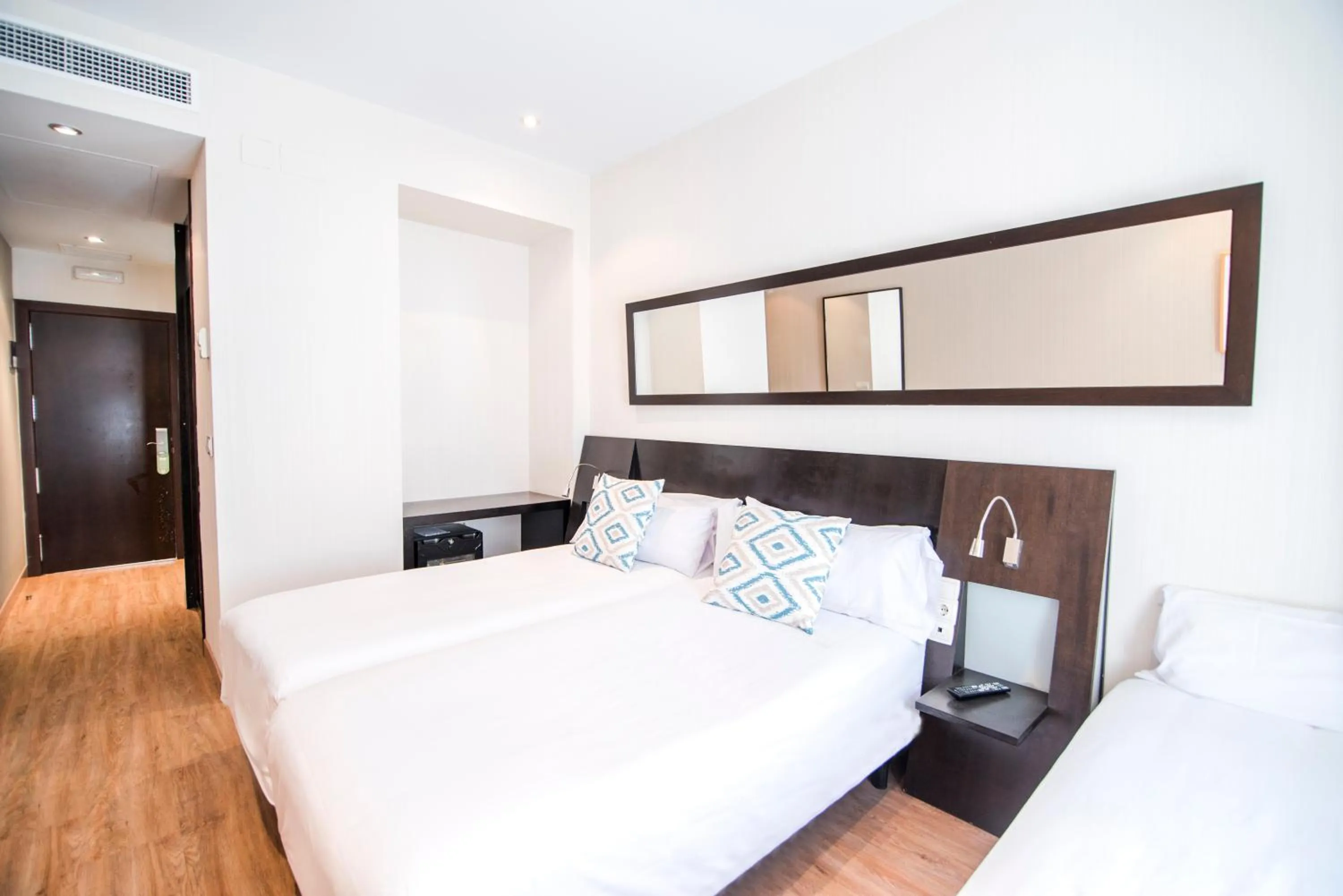 Photo of the whole room, Bed in Petit Palace Plaza de la Reina