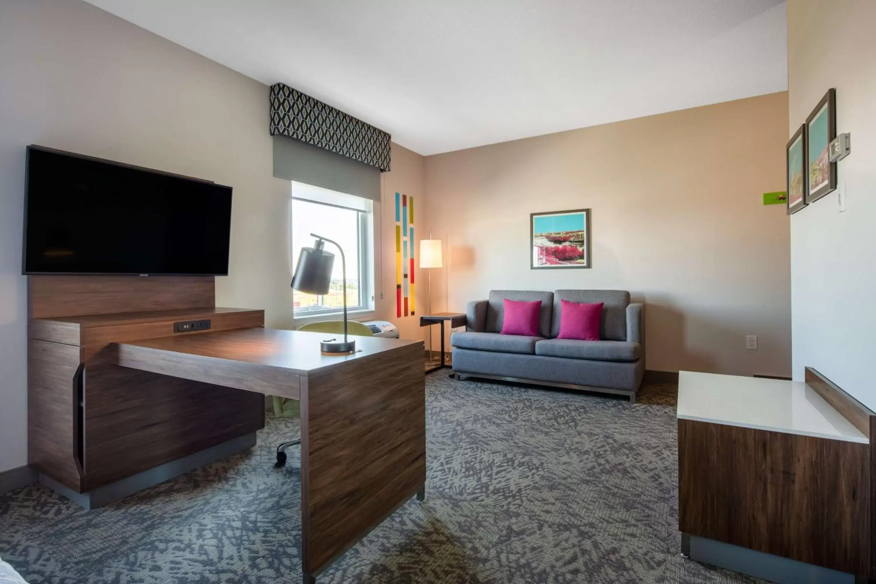 Bedroom, Seating Area in Hampton Inn & Suites Edmonton St. Albert, Ab