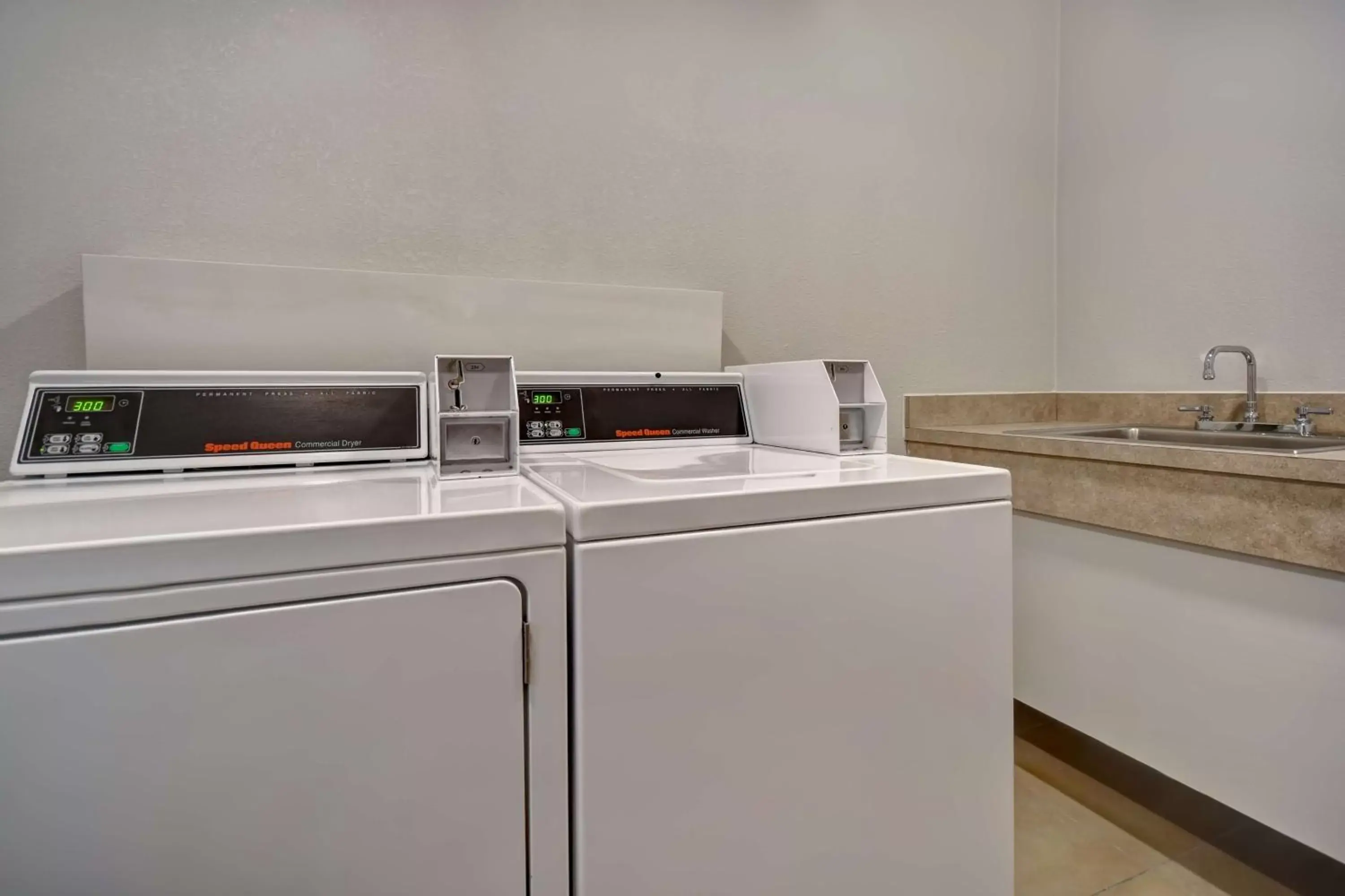 Property building, Kitchen/Kitchenette in Hampton Inn Potomac Mills Woodbridge