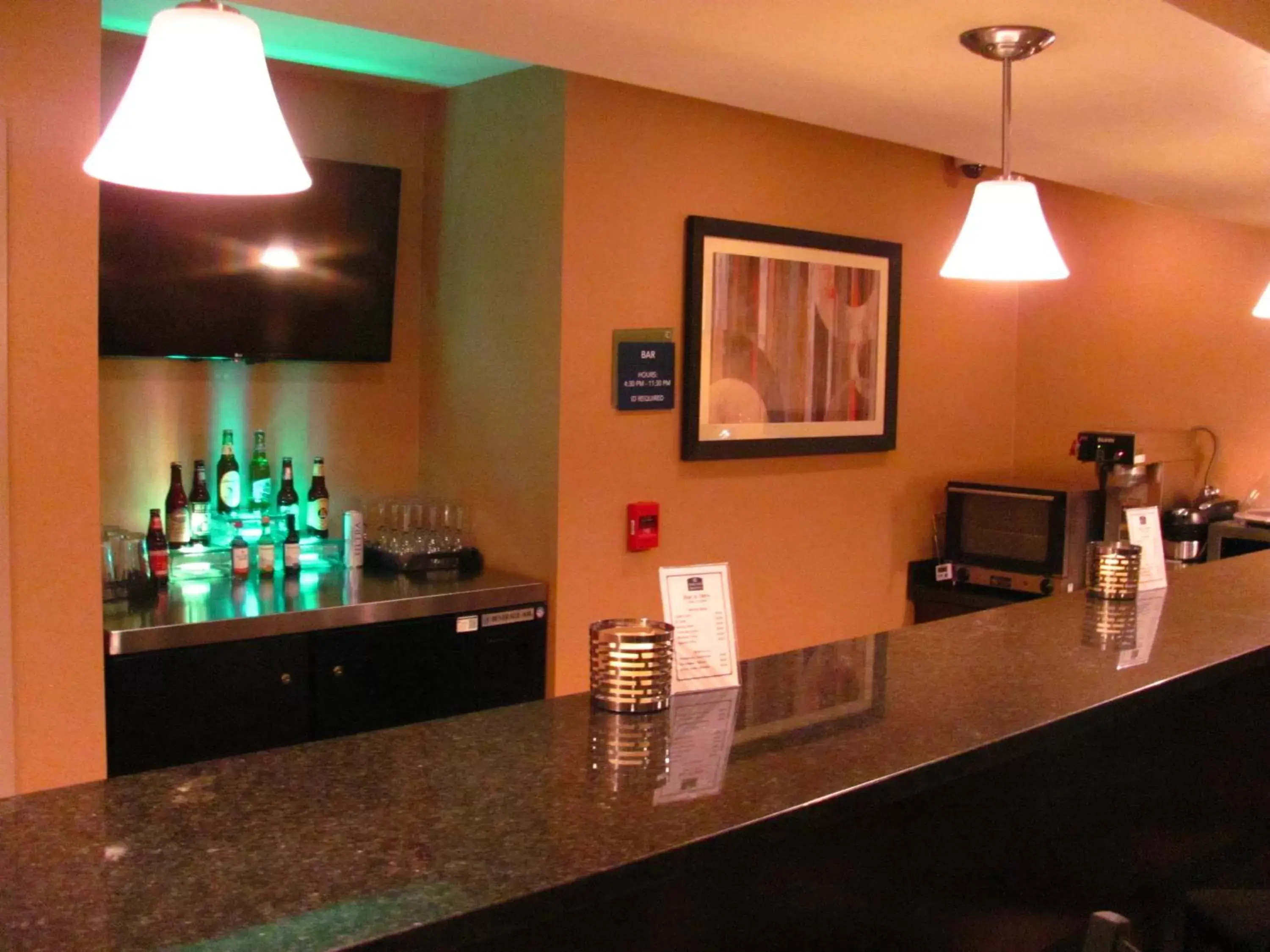 Lounge or bar, Kitchen/Kitchenette in Cobblestone Inn & Suites - Ambridge