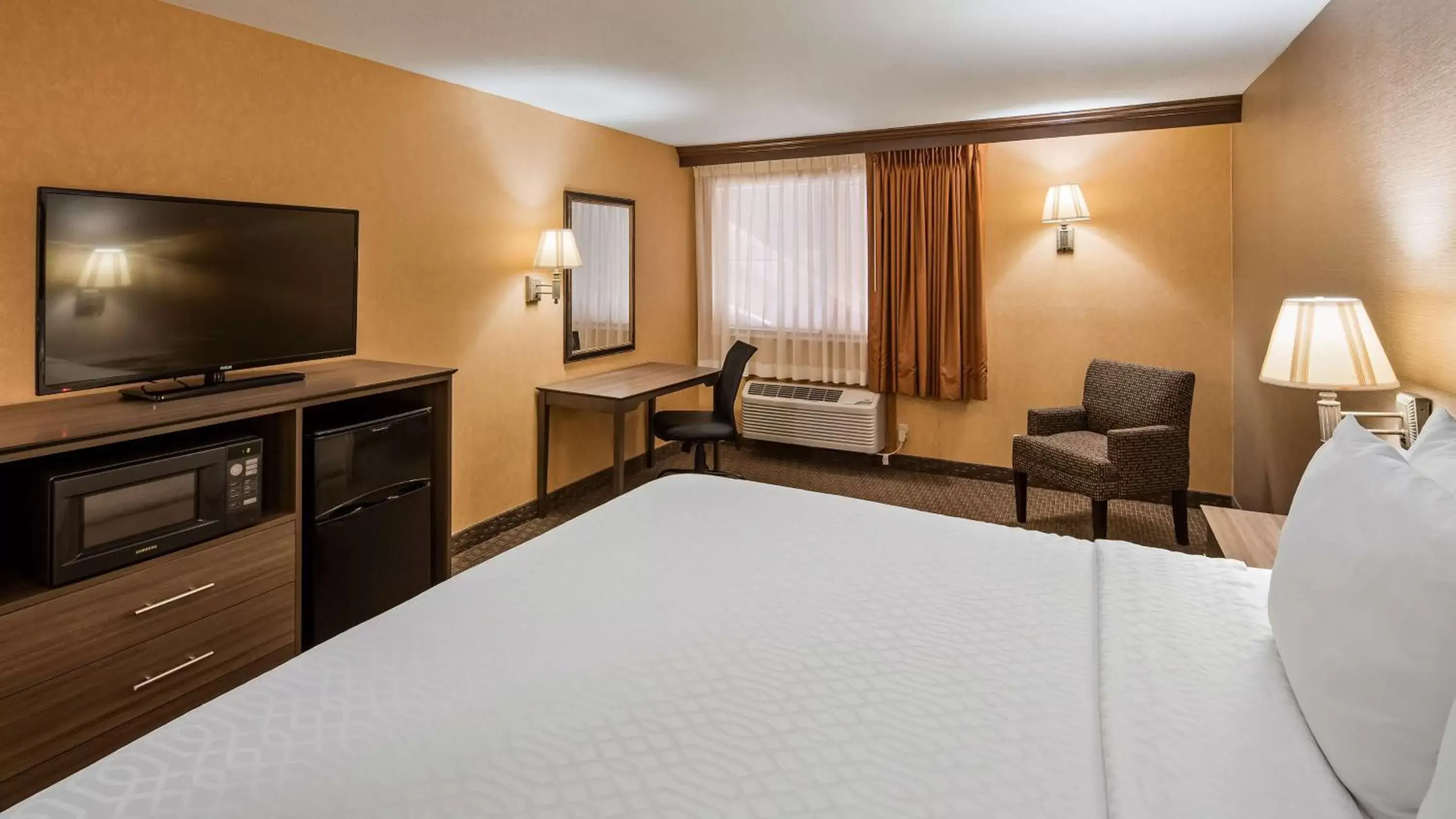 Photo of the whole room, Bed in Best Western Plus North Canton Inn & Suites