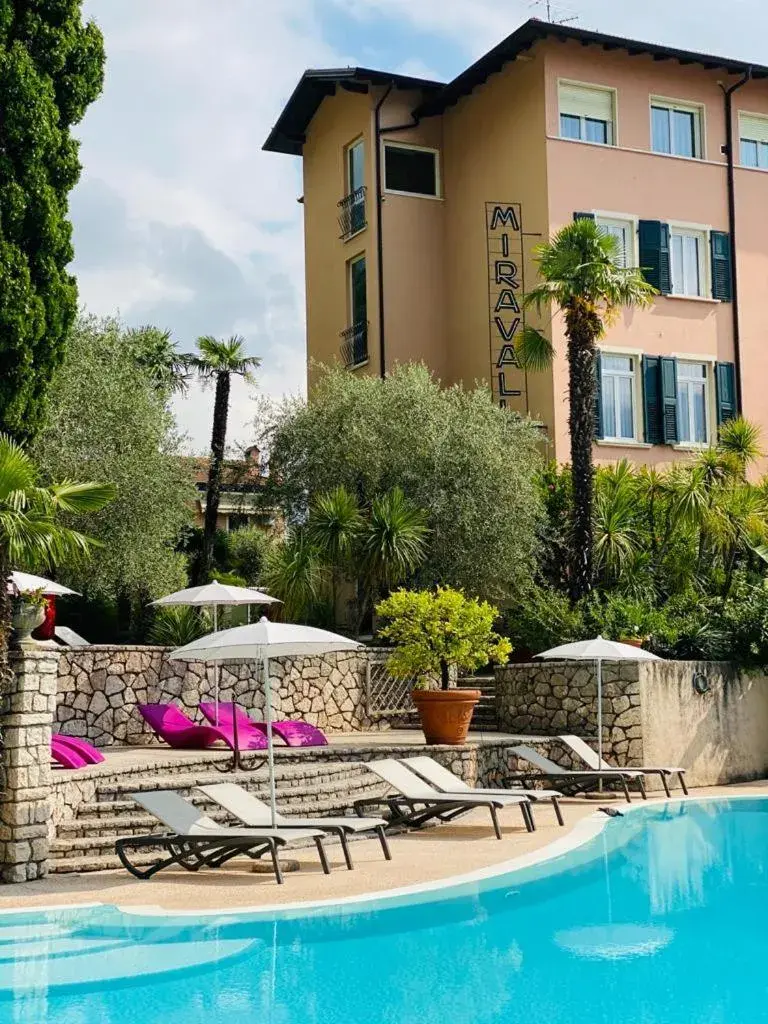Swimming Pool in Hotel Villa Miravalle