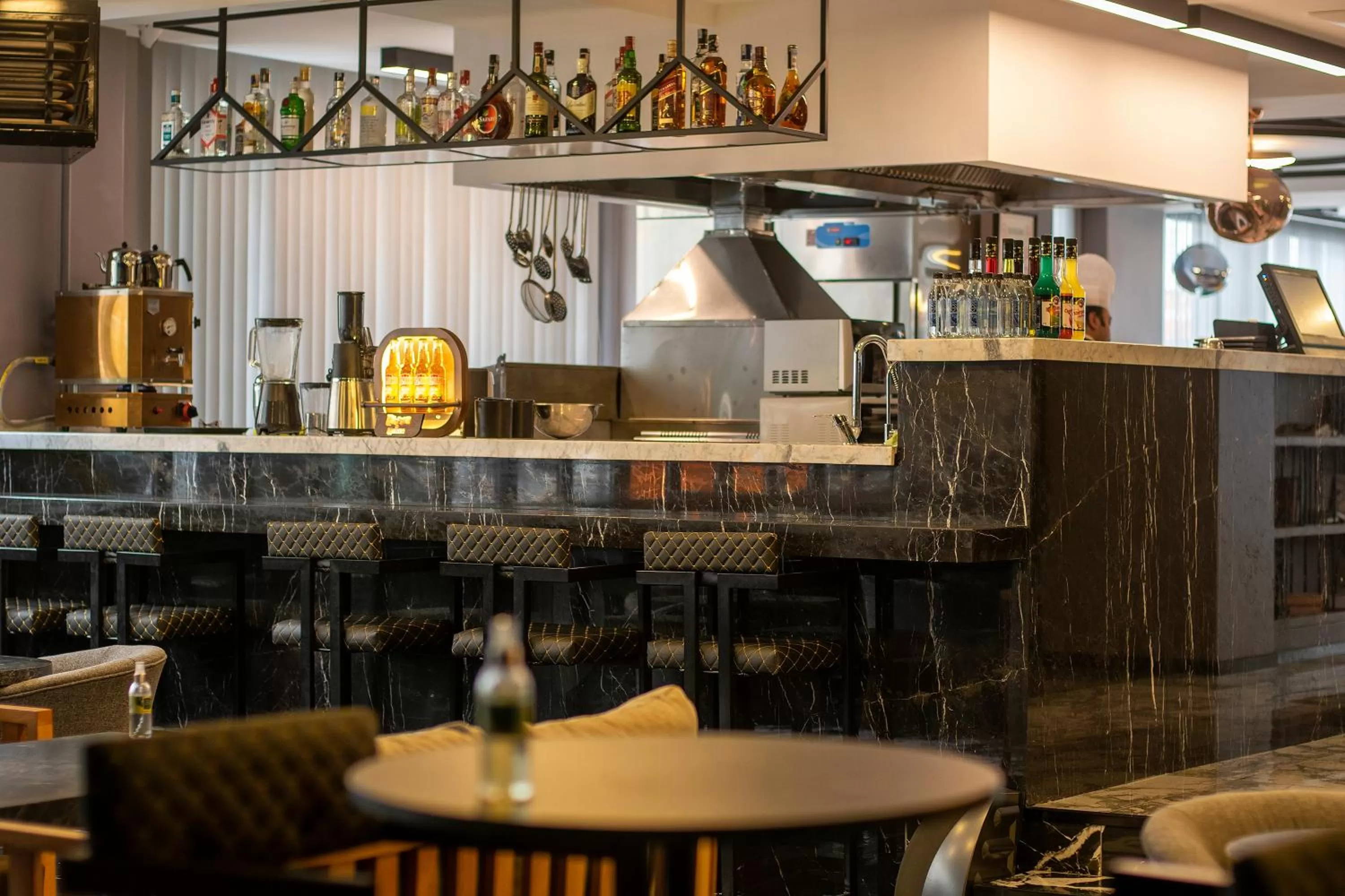 Restaurant/places to eat in Hotel Bossuite Business