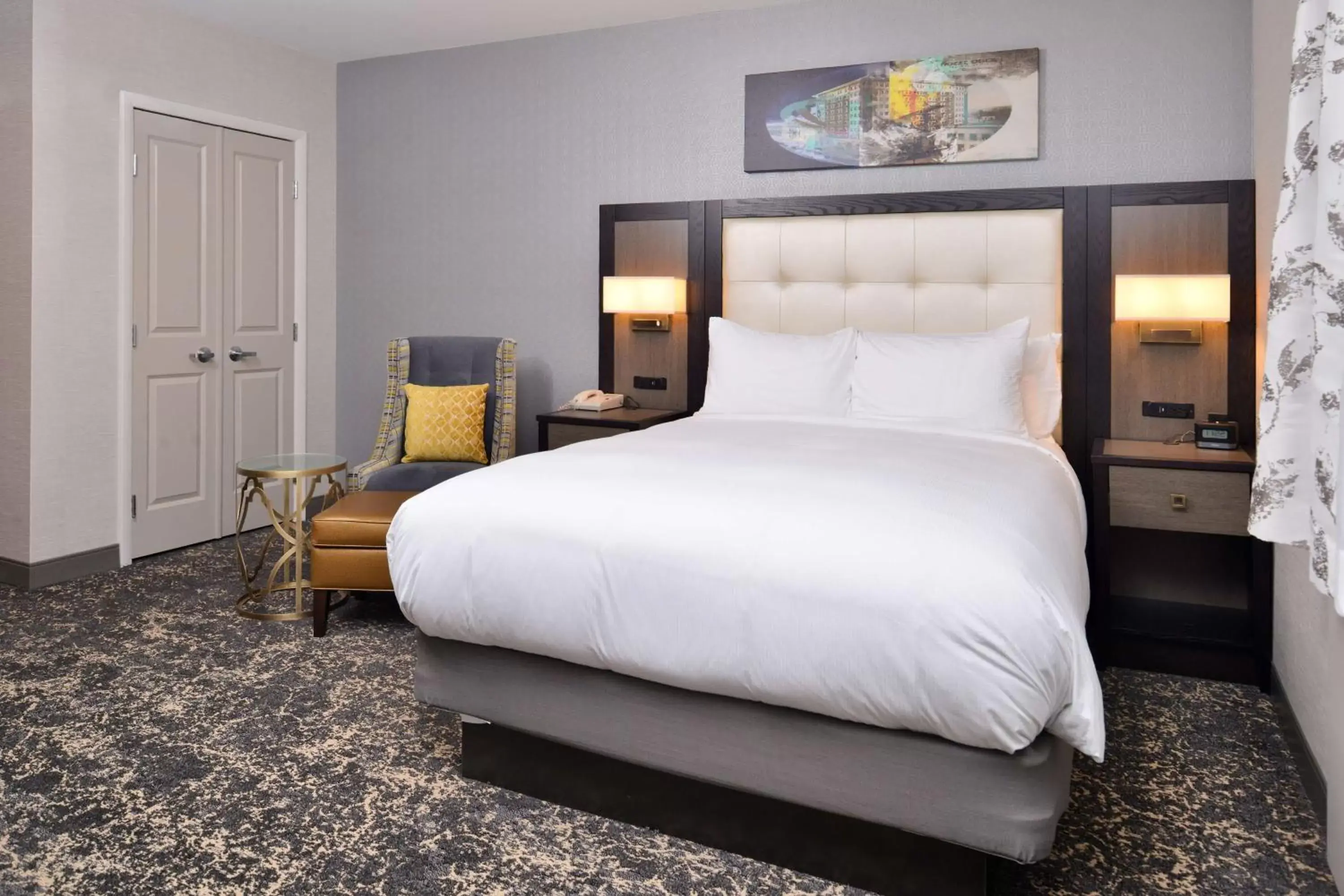 Bedroom, Bed in DoubleTree by Hilton Utica