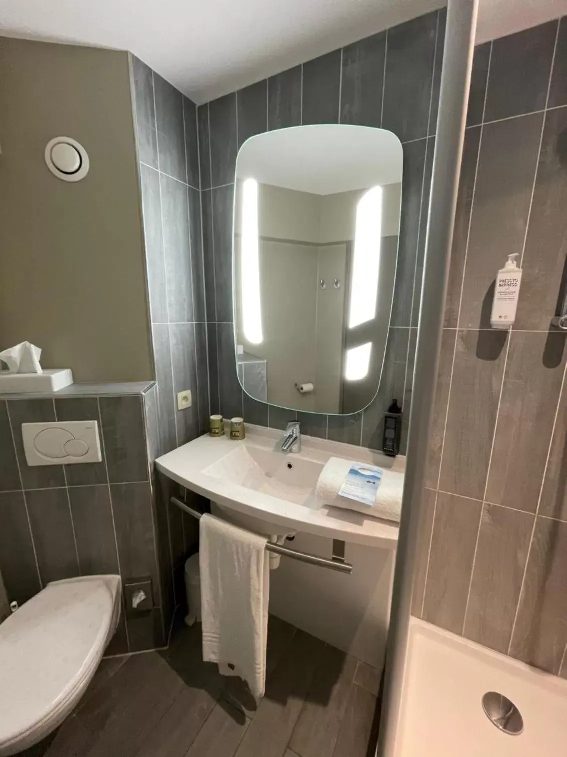 Shower, Bathroom in ibis Gent Centrum St. Baafs Kathedraal