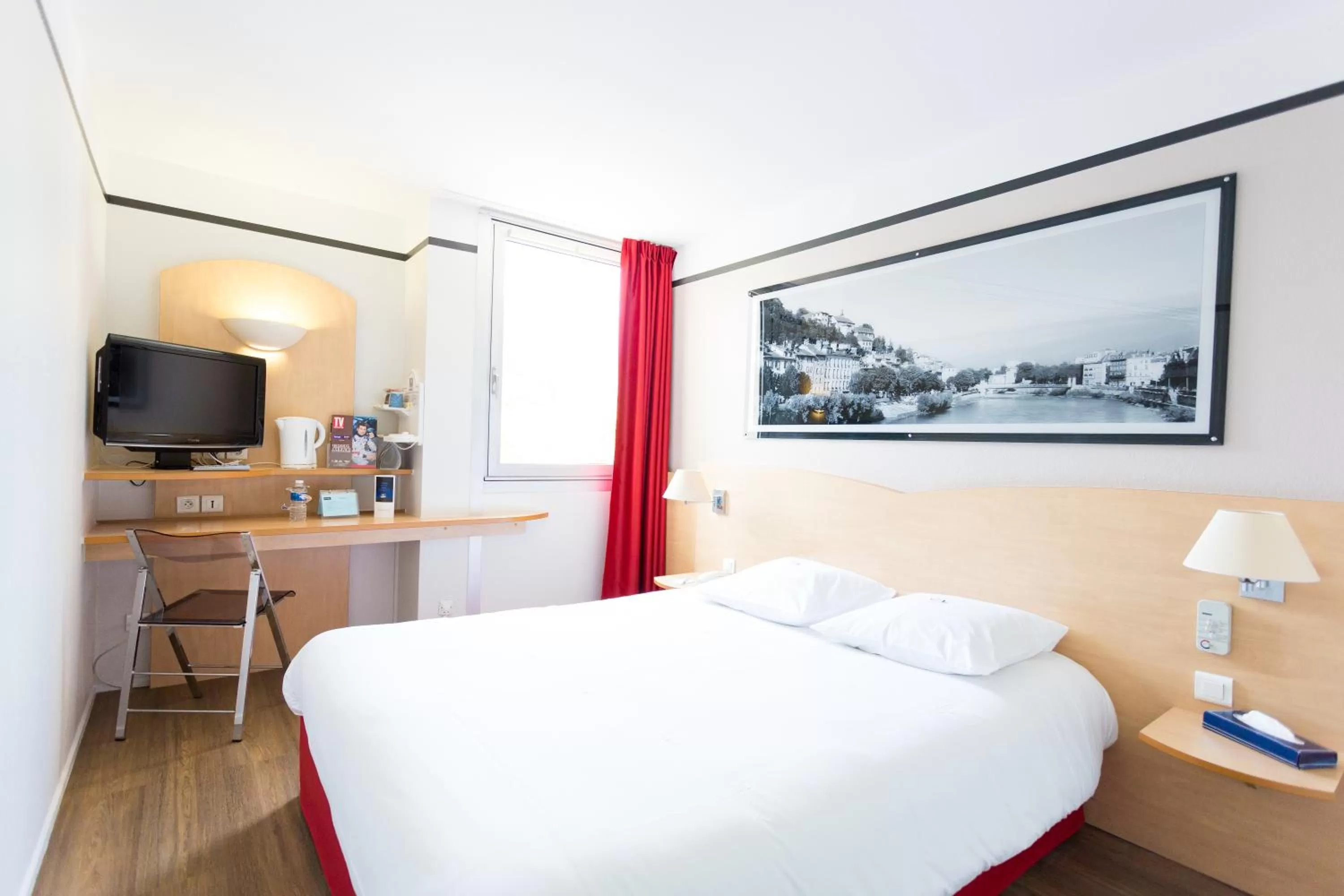Bed in Hotel inn Grenoble Eybens Parc des Expositions Ex Kyriad