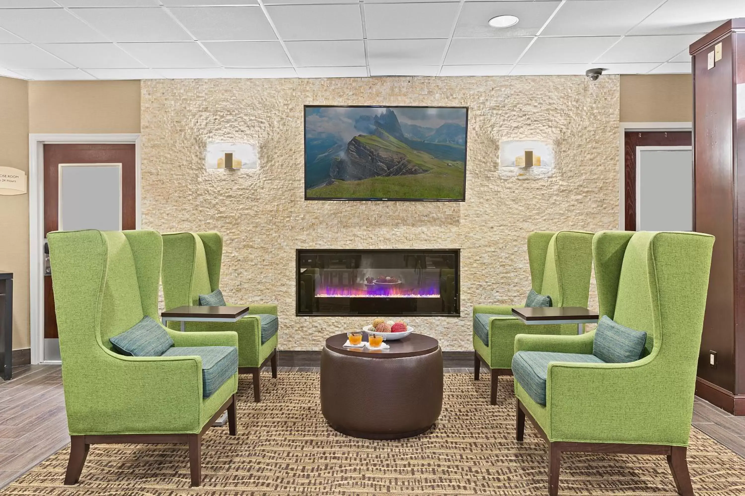 Seating area, Lobby/Reception in Comfort Inn Syosset-Long Island