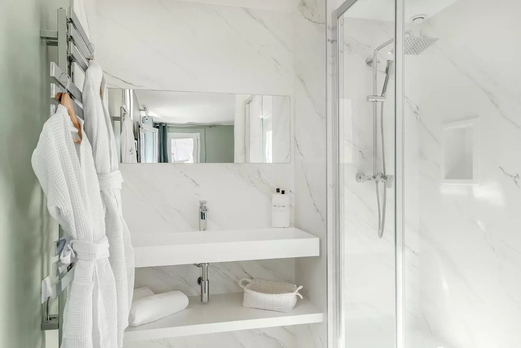 Bathroom in Grand Hôtel Dauphiné, Boutique Hôtel & Suites