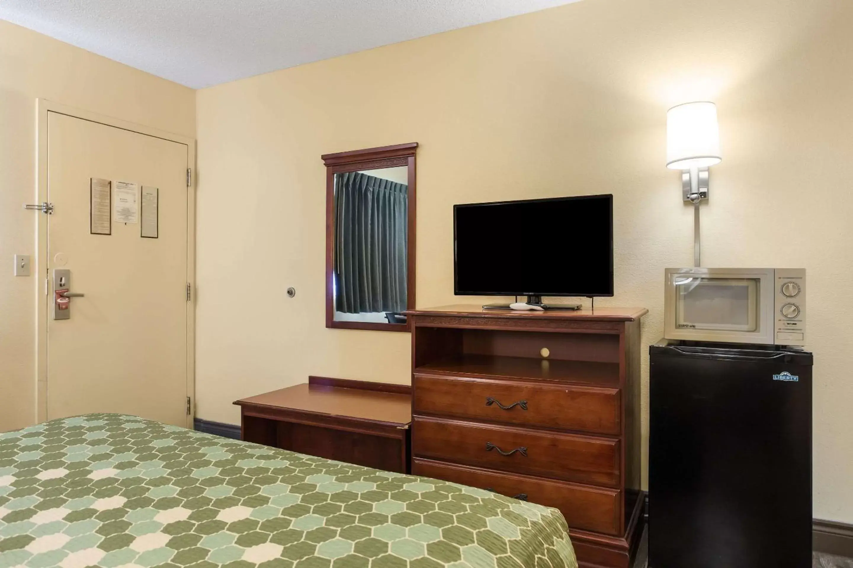 Photo of the whole room, TV/Entertainment Center in Econo Lodge Saint Robert