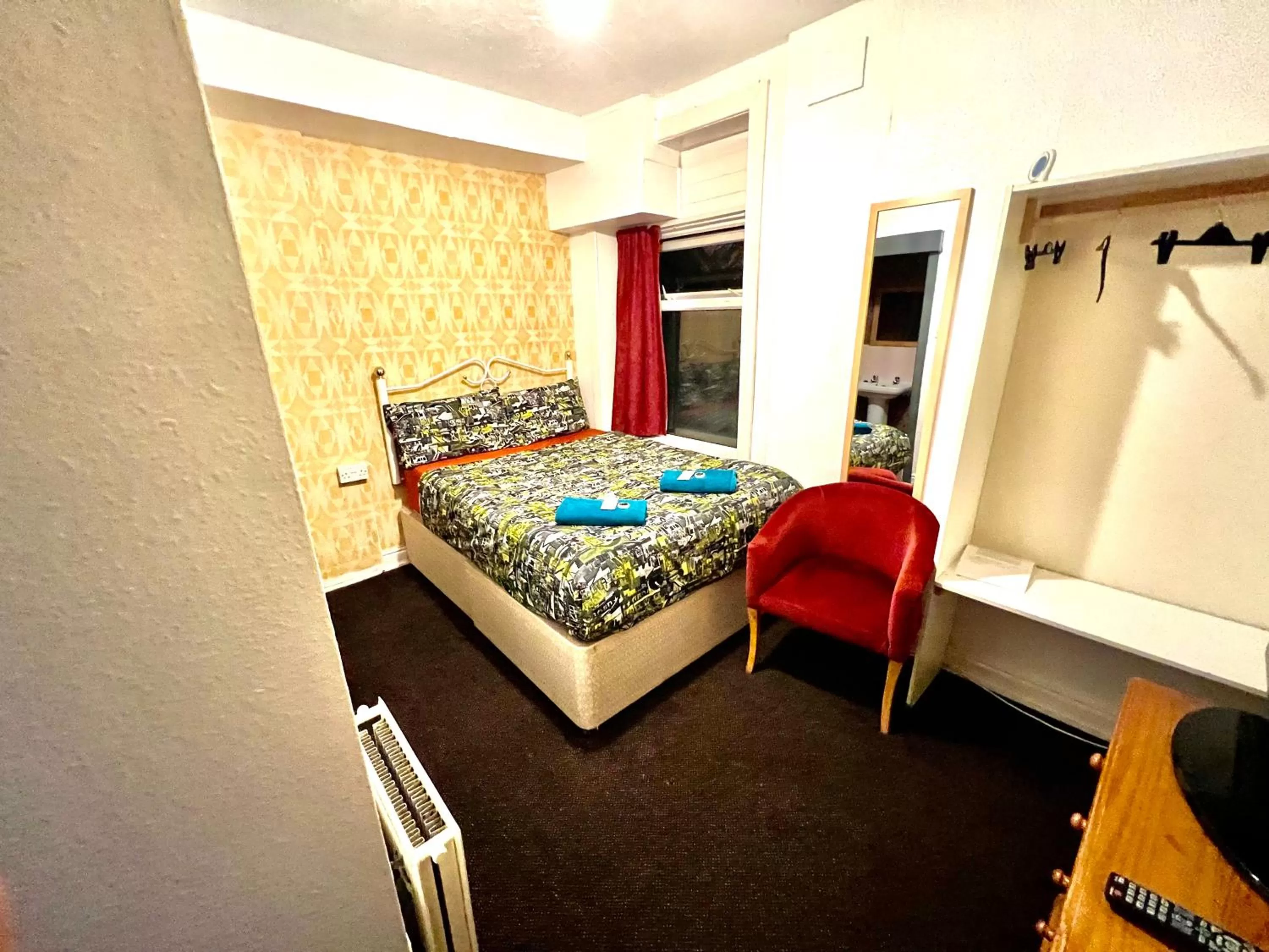 Photo of the whole room, Bed in Blackpool Central Hotel