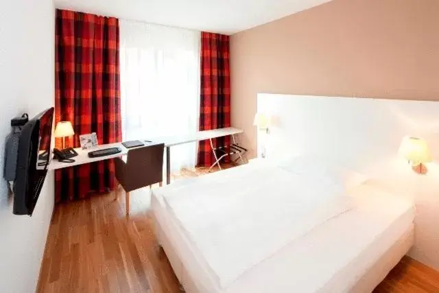 Day, Bed in Hotel Arcade Day, Bed in Hotel Arcade