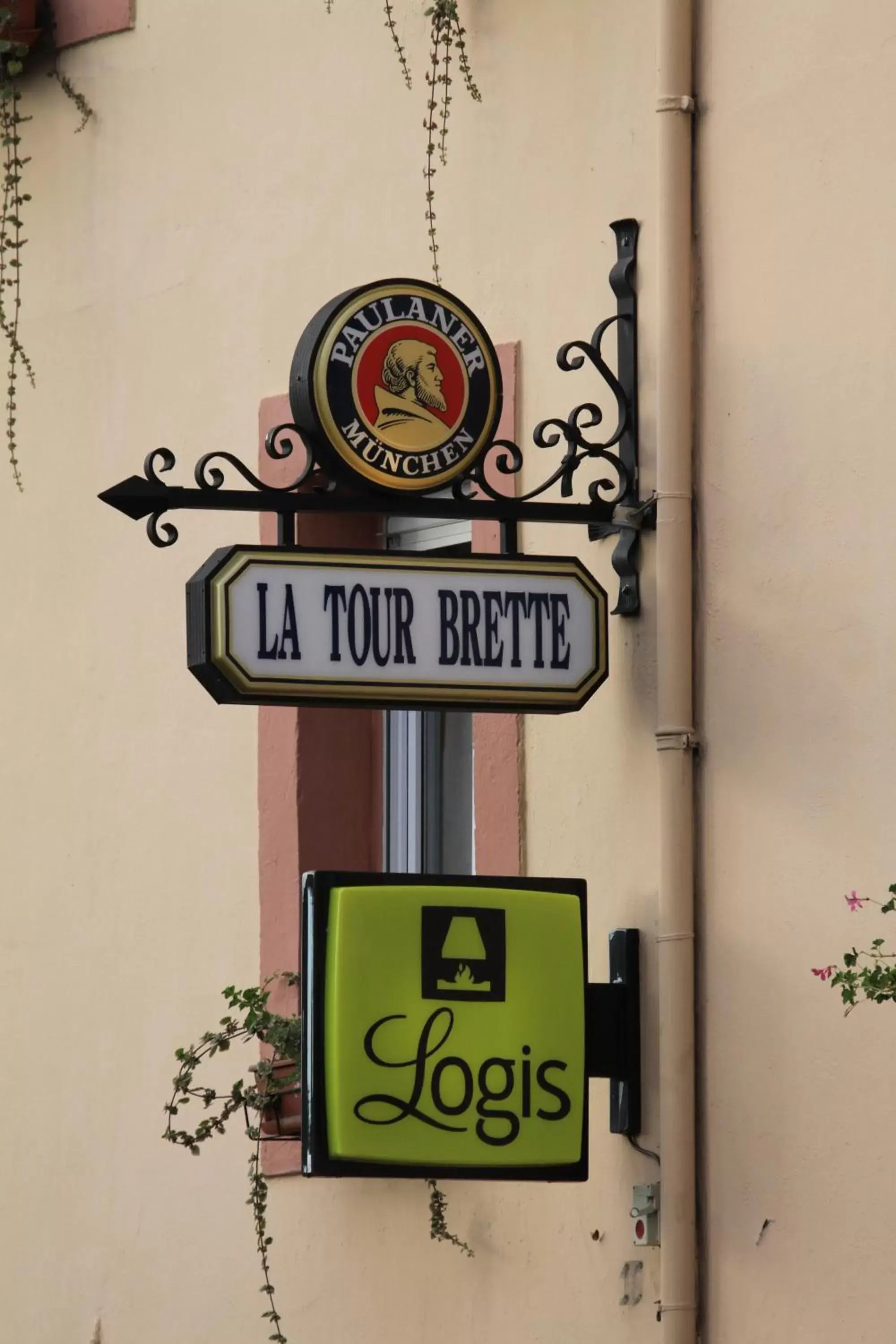 Facade/entrance in La Tour Brette