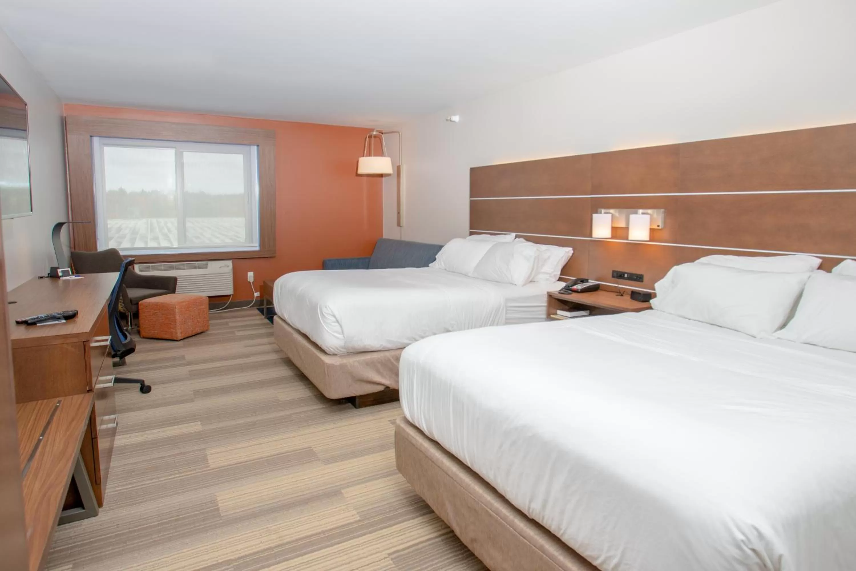 Photo of the whole room, Bed in Holiday Inn Express Houghton-Keweenaw by IHG