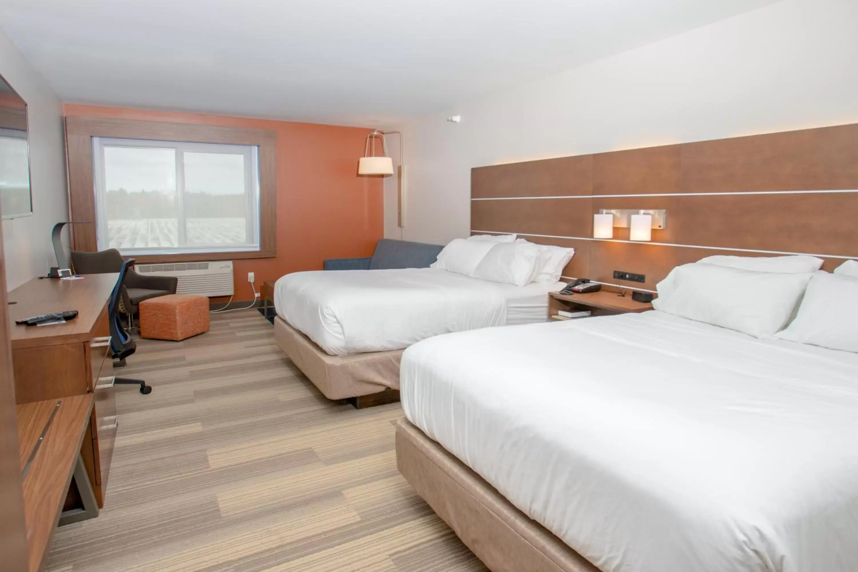 Photo of the whole room, Bed in Holiday Inn Express Houghton-Keweenaw, an IHG Hotel