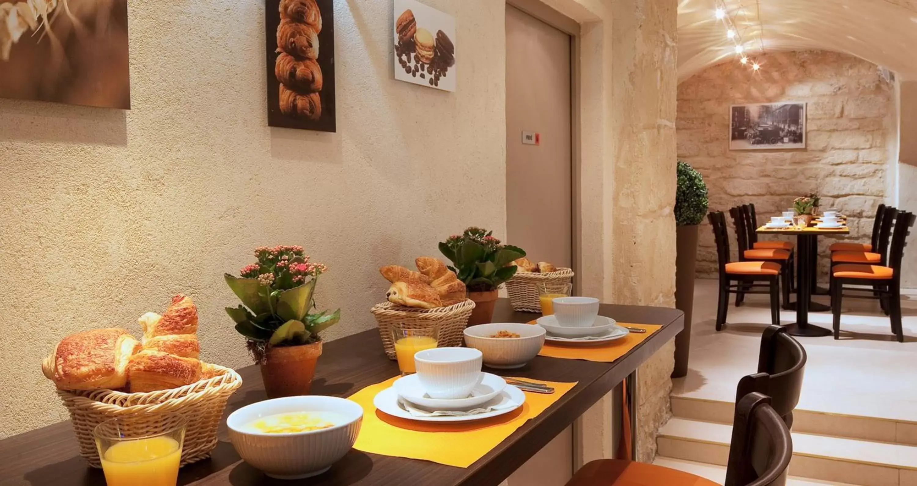 Restaurant/Places to Eat in Hotel Saint Honore 85
