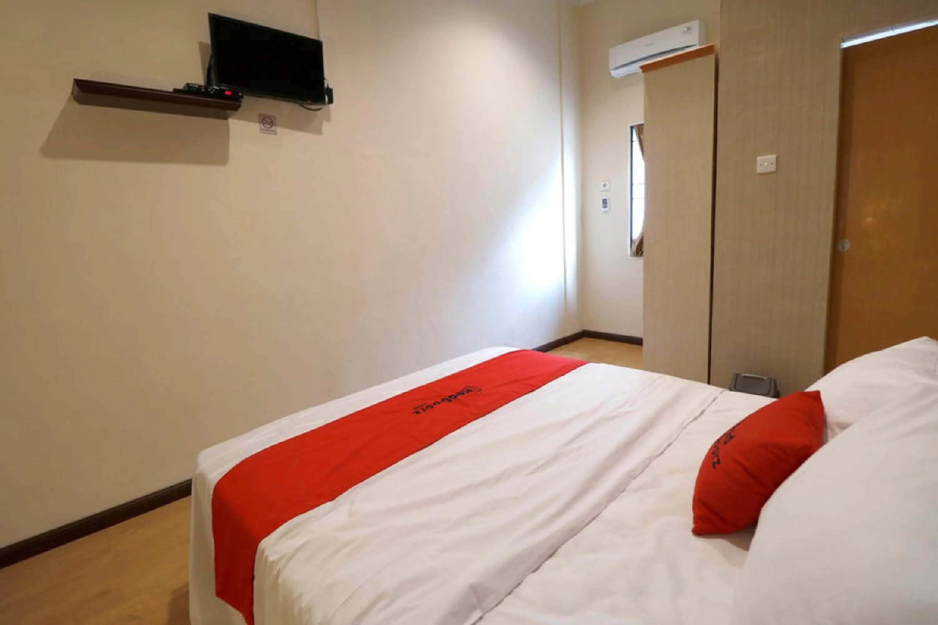 Bed in RedDoorz Plus near Universitas Sumatera Utara