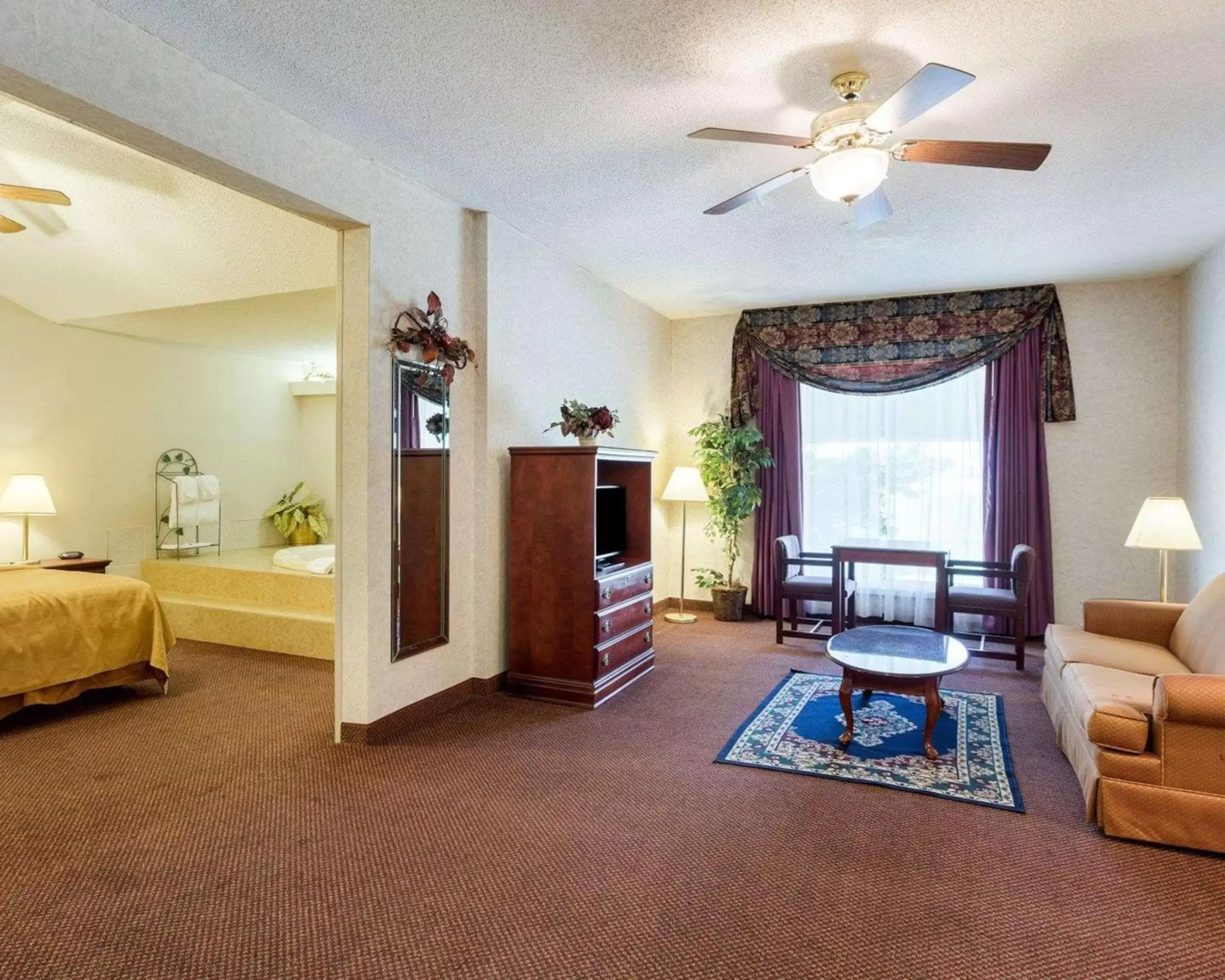 Bedroom, Seating Area in Quality Inn Robinsonville