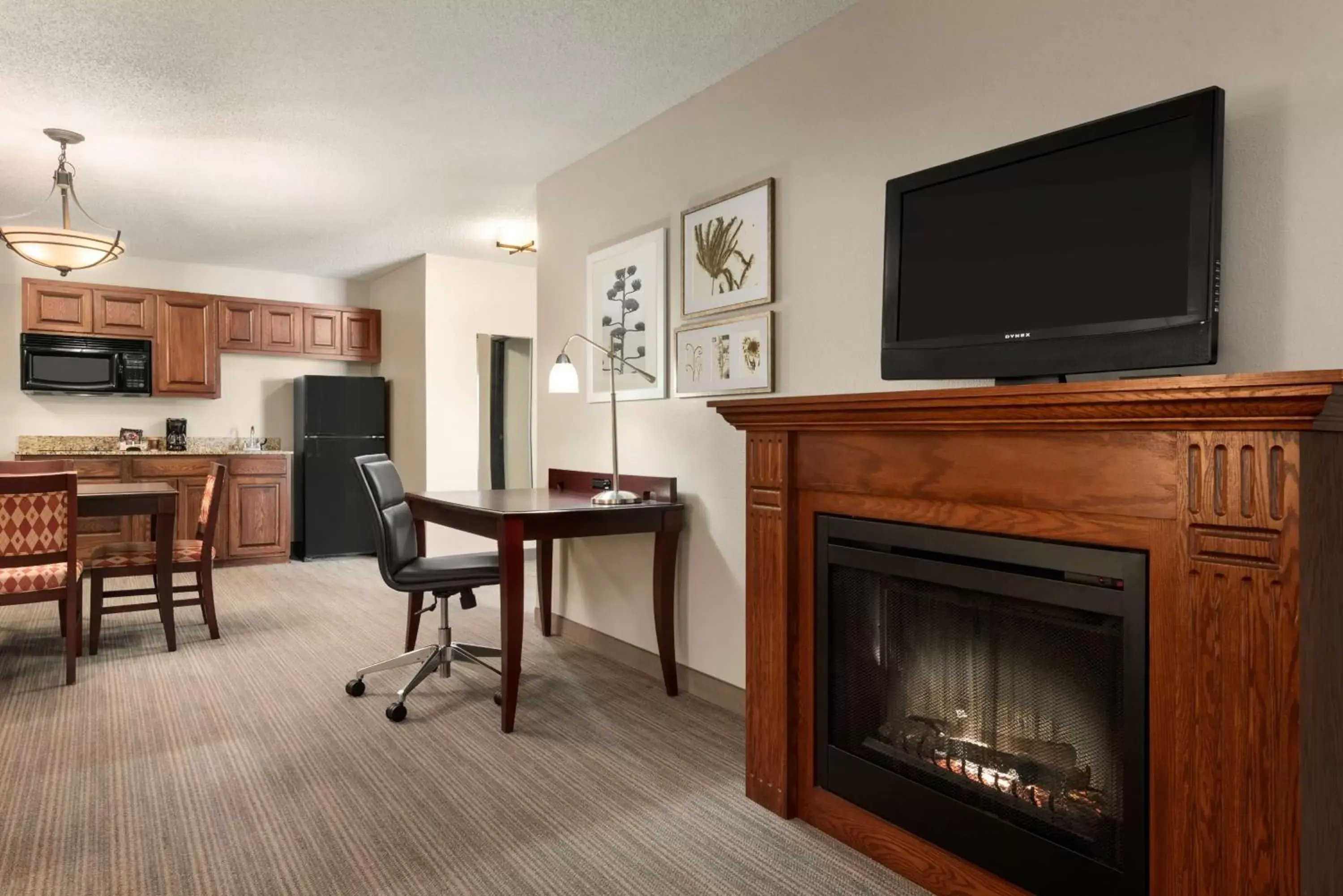 Photo of the whole room, TV/Entertainment Center in Country Inn & Suites by Radisson, Kansas City at Village West, KS