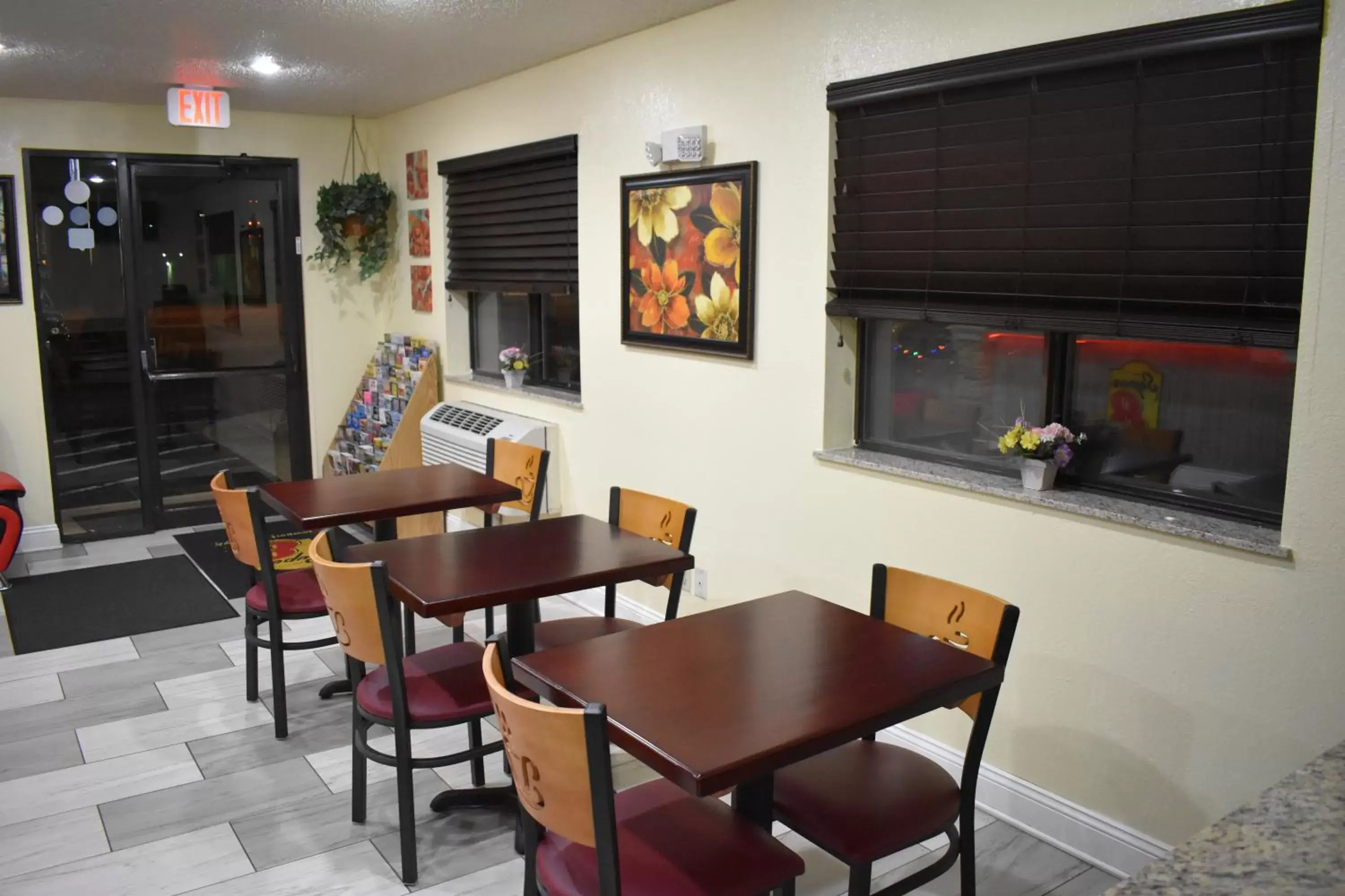 Breakfast, Dining Area in Super 8 by Wyndham Newport News/Jefferson Ave.