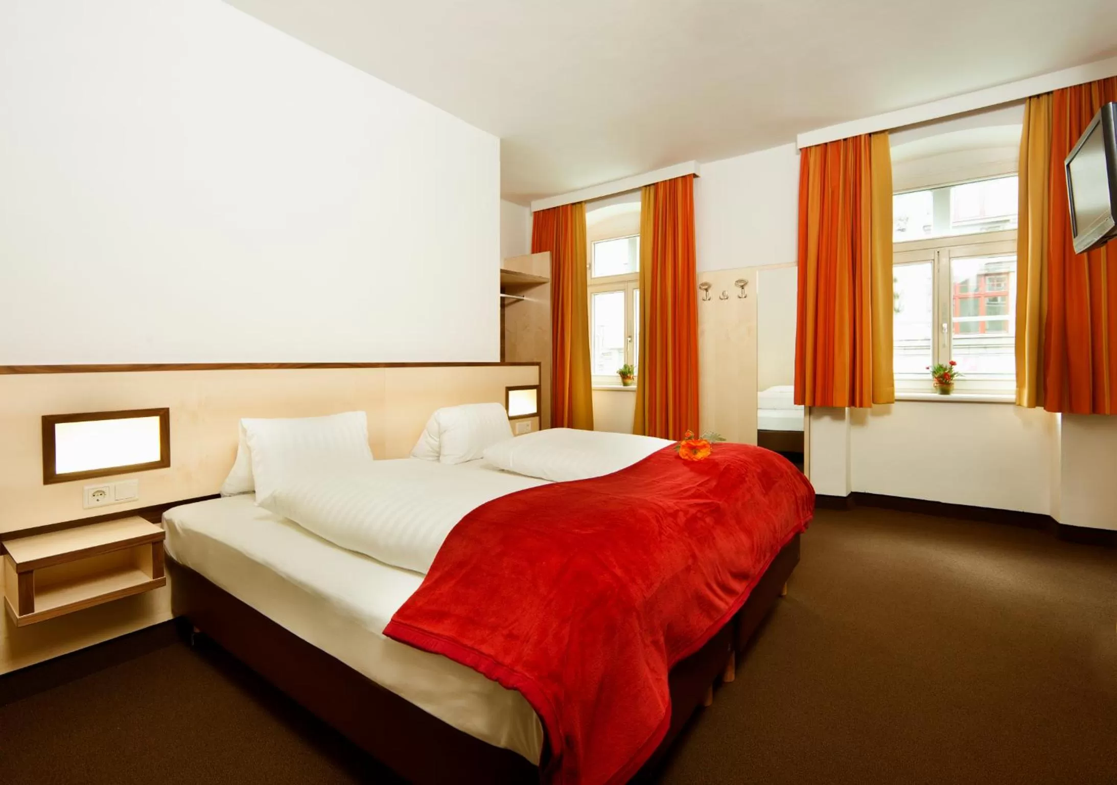 Bed in Hotel Goldene Krone Innsbruck