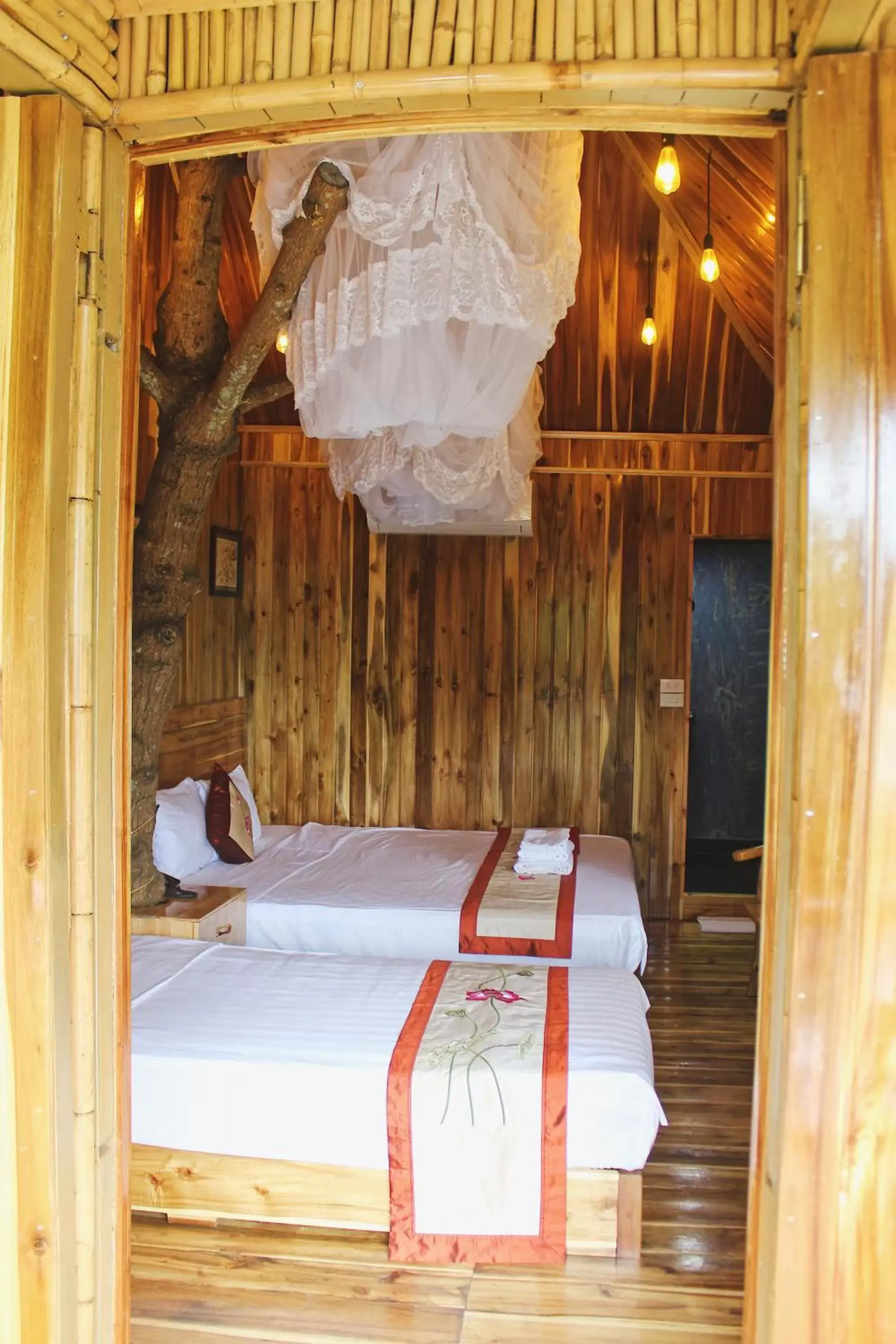 Bedroom, Bed in Mua Caves Ecolodge (Hang Mua)
