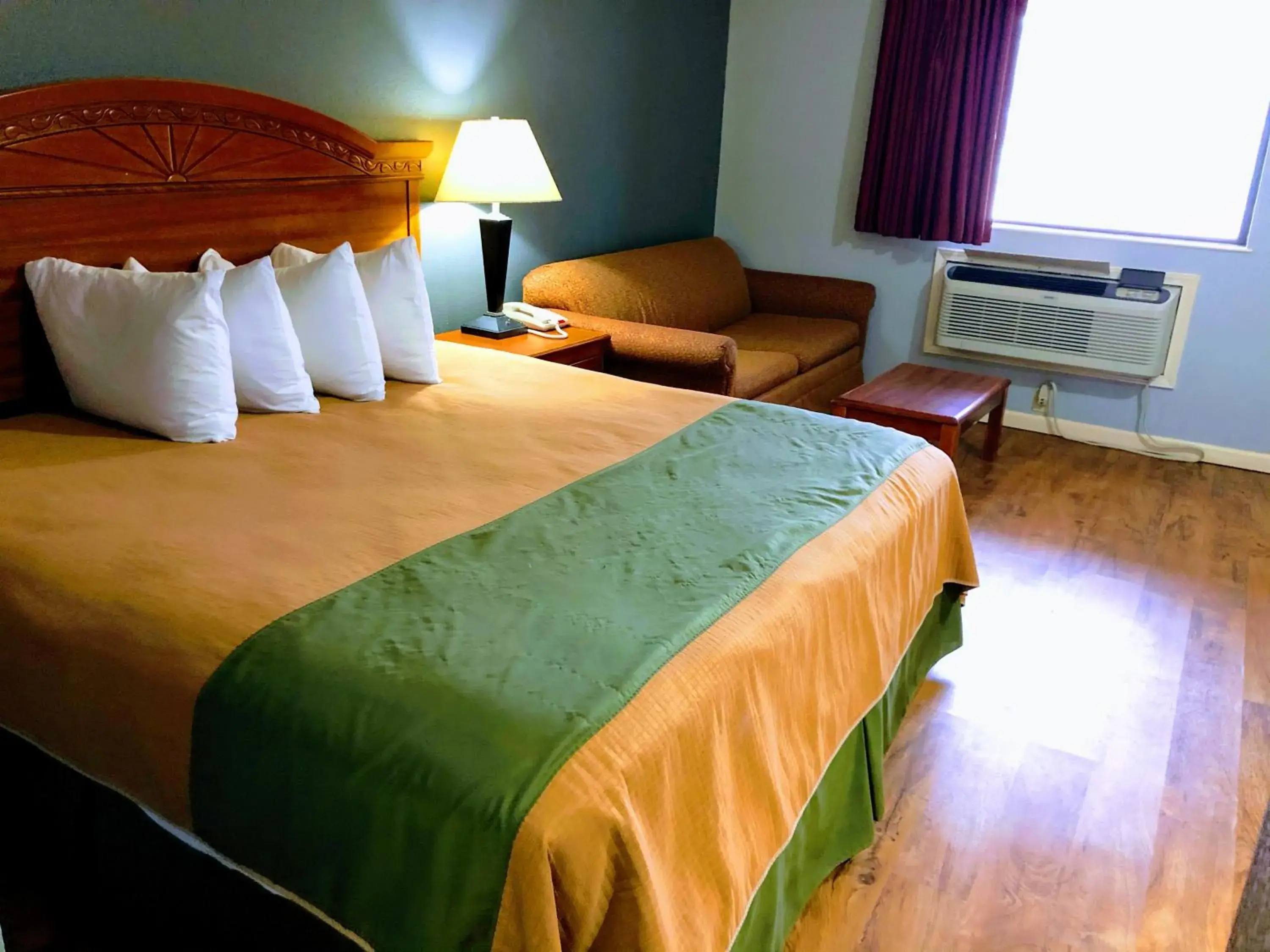 Bed in Americas Best Value Inn Yukon
