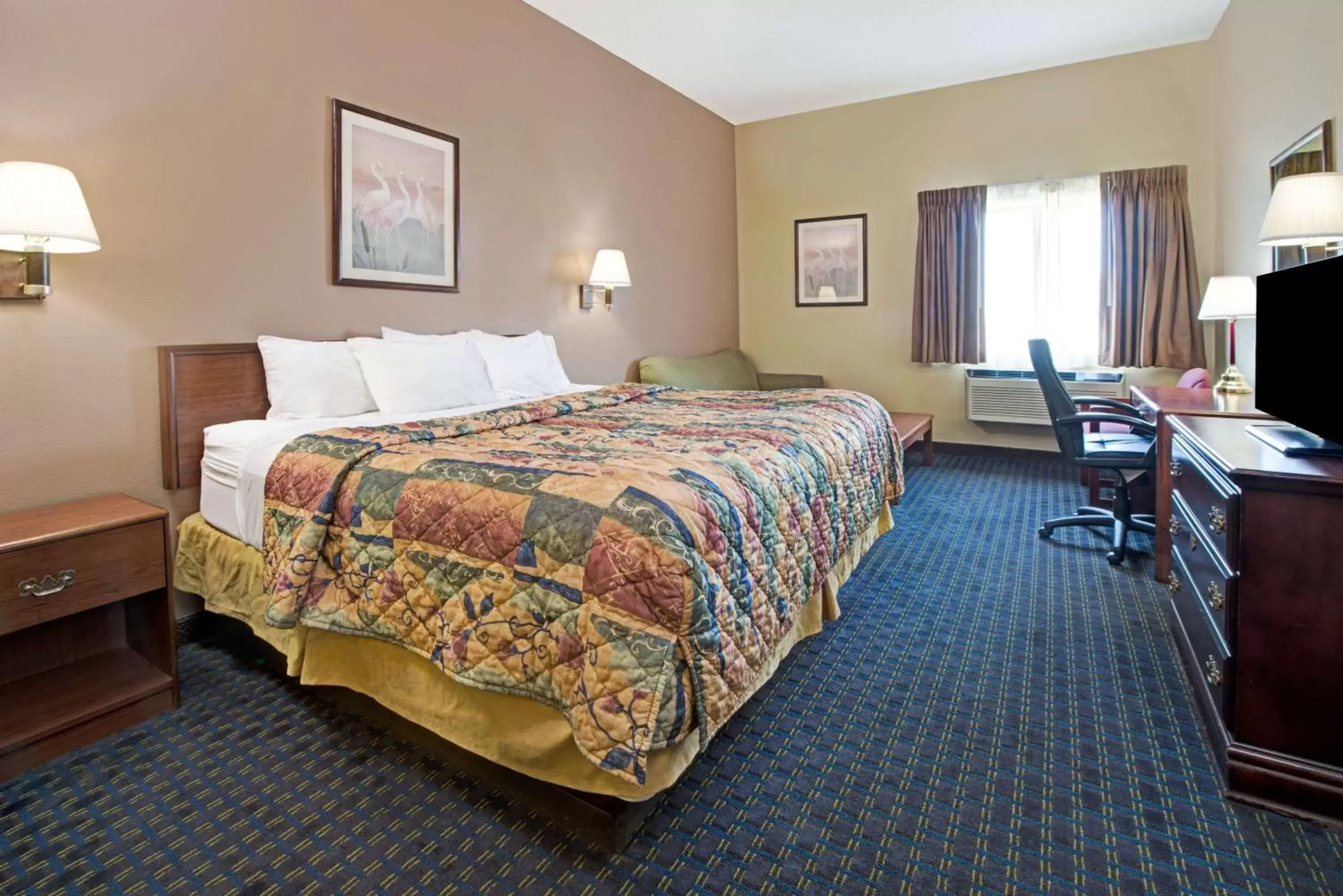 Photo of the whole room, Bed in Days Inn by Wyndham Collinsville St Louis