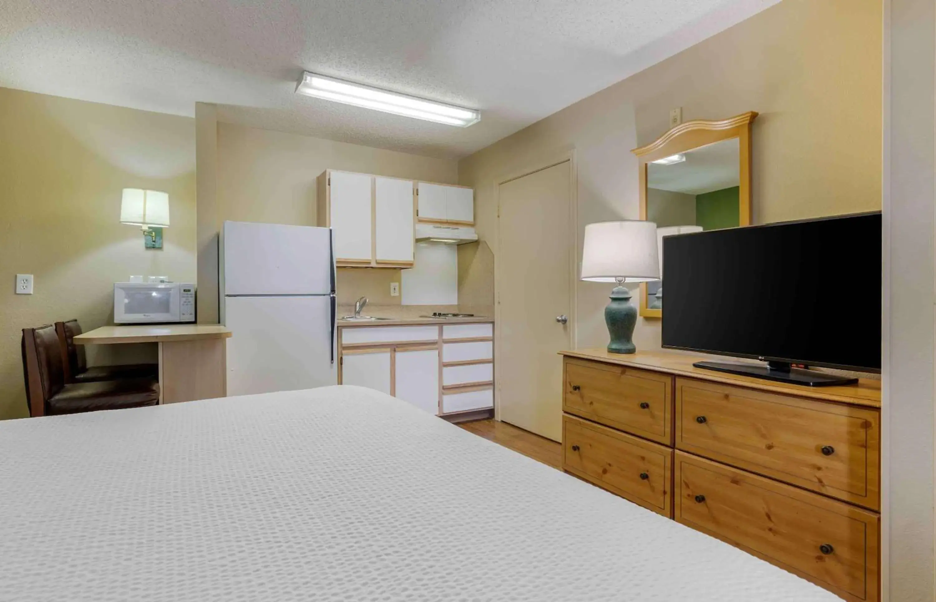 Bedroom, TV/Entertainment Center in Extended Stay America Suites - Portland - Tigard