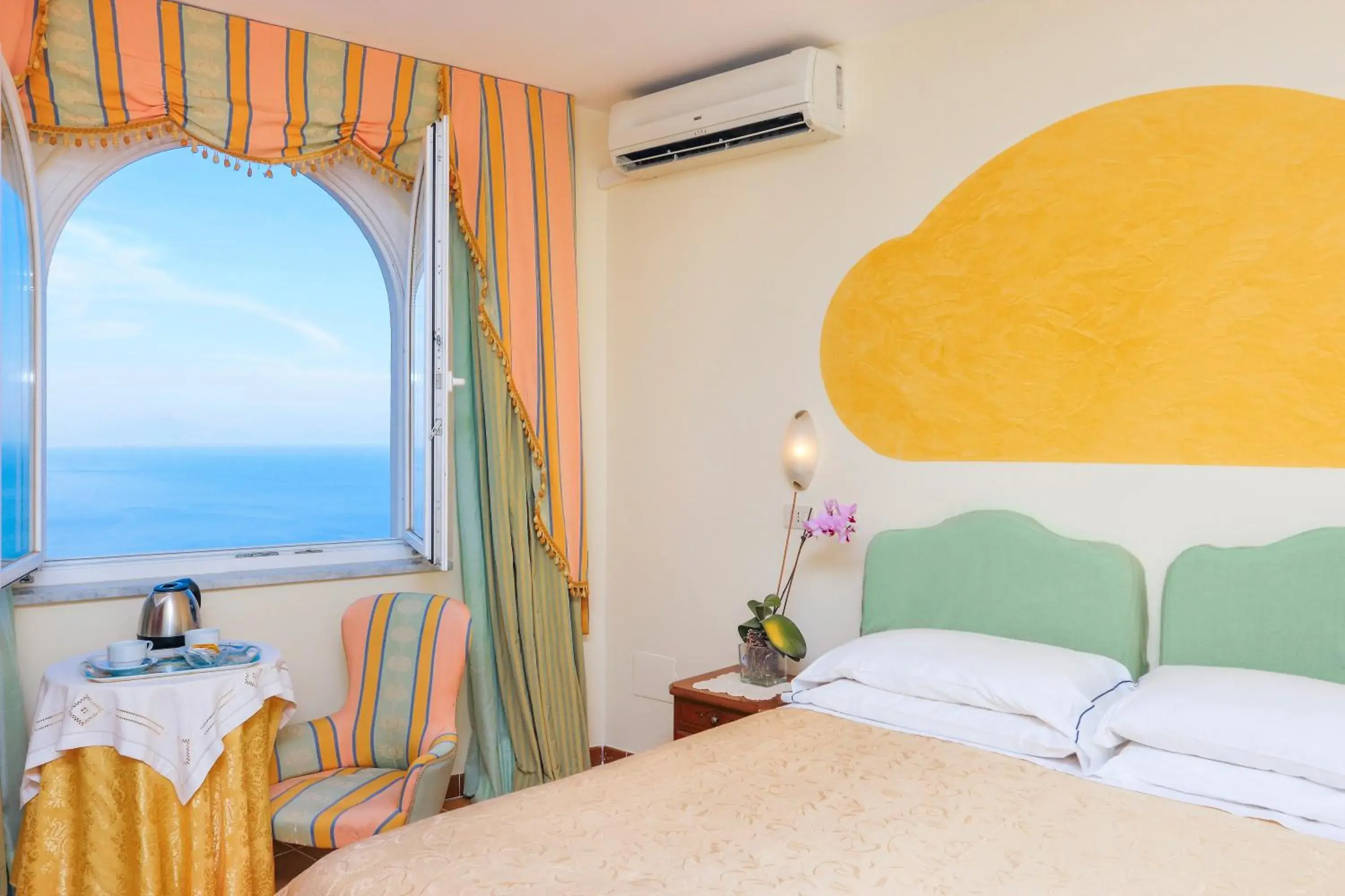 Sea view, Bed in Hotel Bonadies