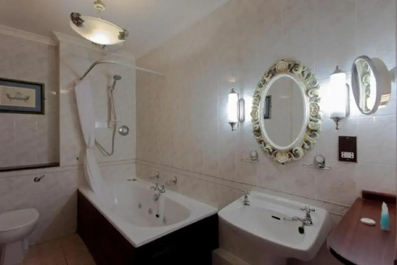 Shower, Bathroom in Scarisbrick Hotel