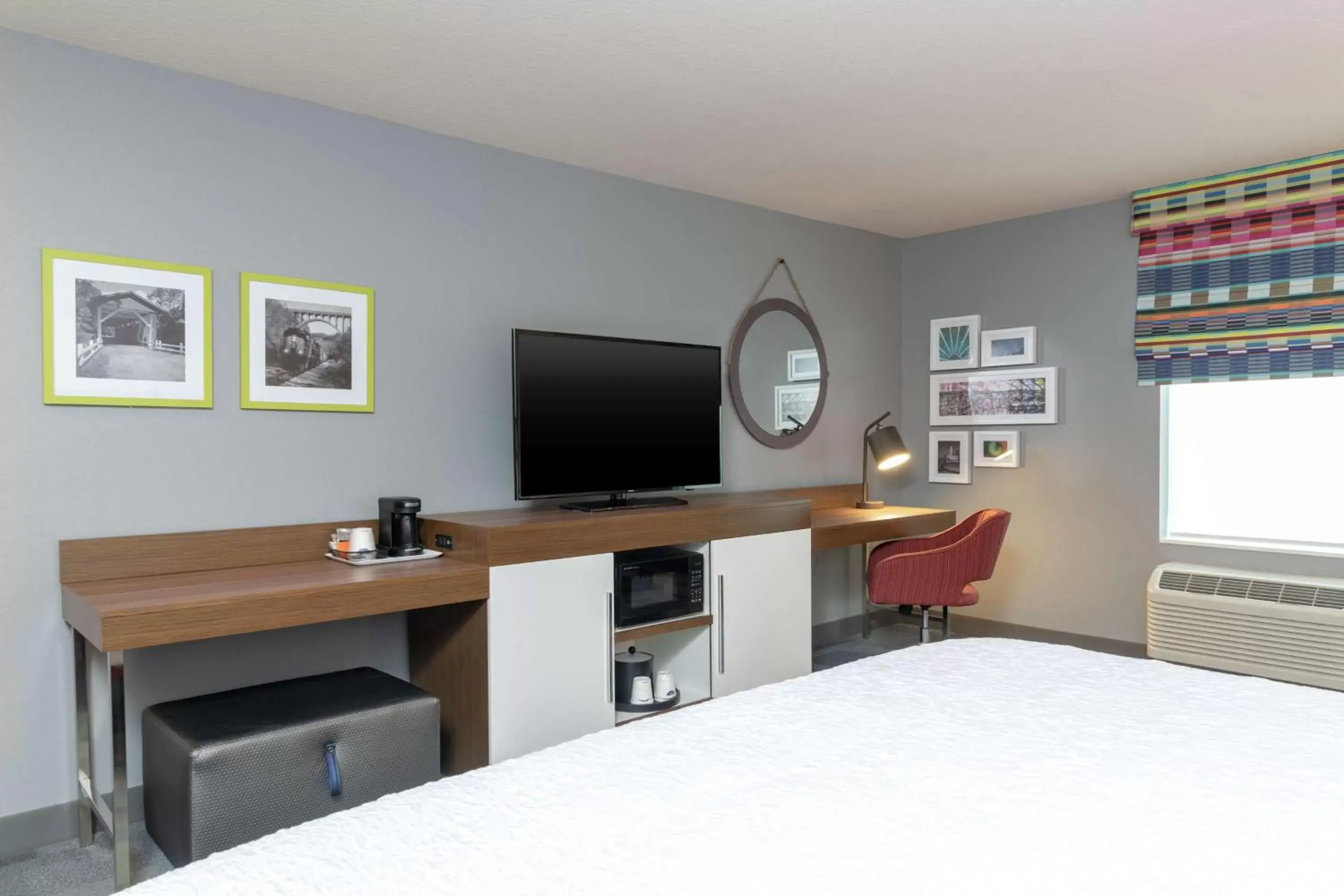 Bedroom, TV/Entertainment Center in Hampton Inn & Suites Xenia Dayton