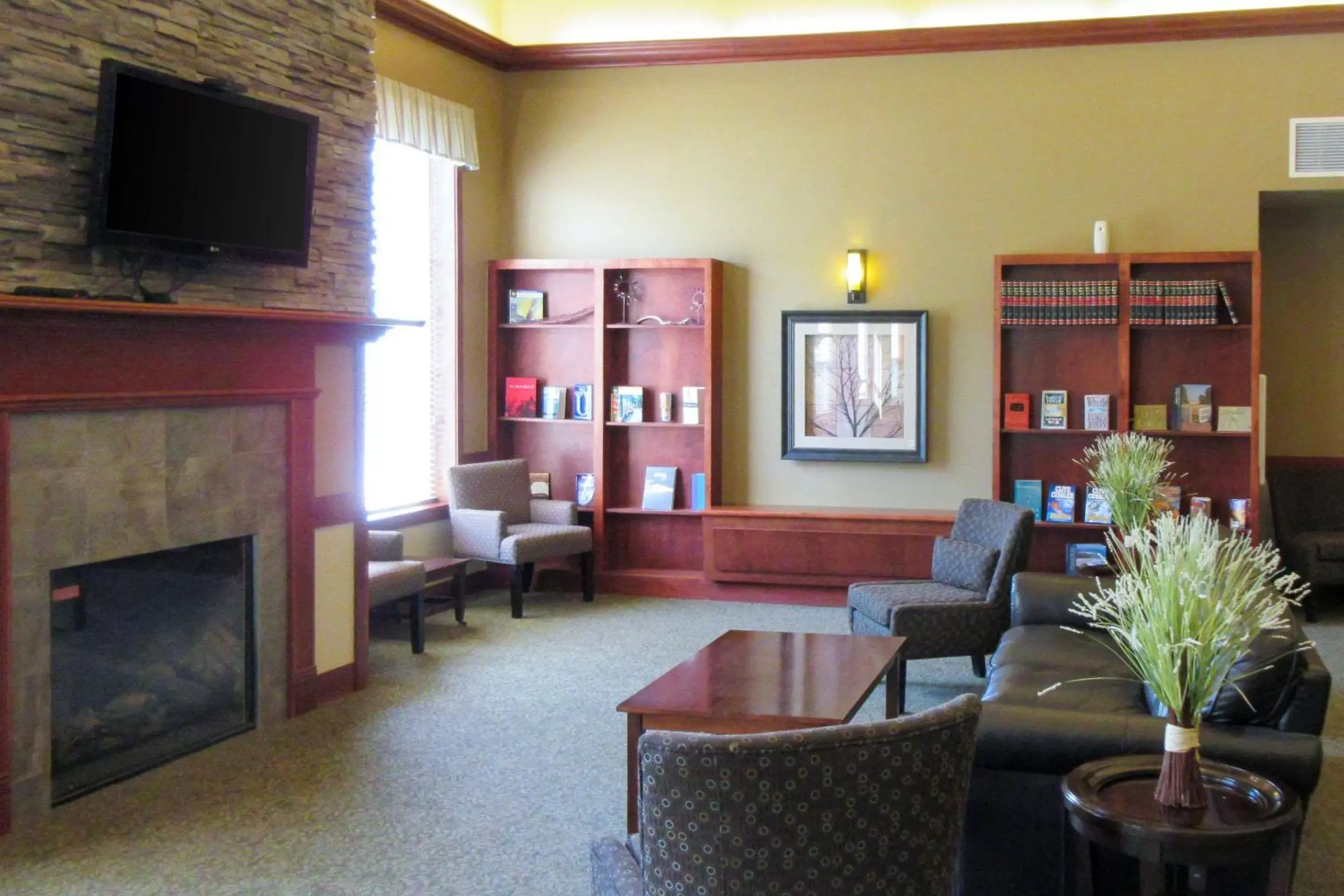Lobby or reception, Lounge/Bar in Clarion Hotel & Suites Near Pioneer Power Generating Station