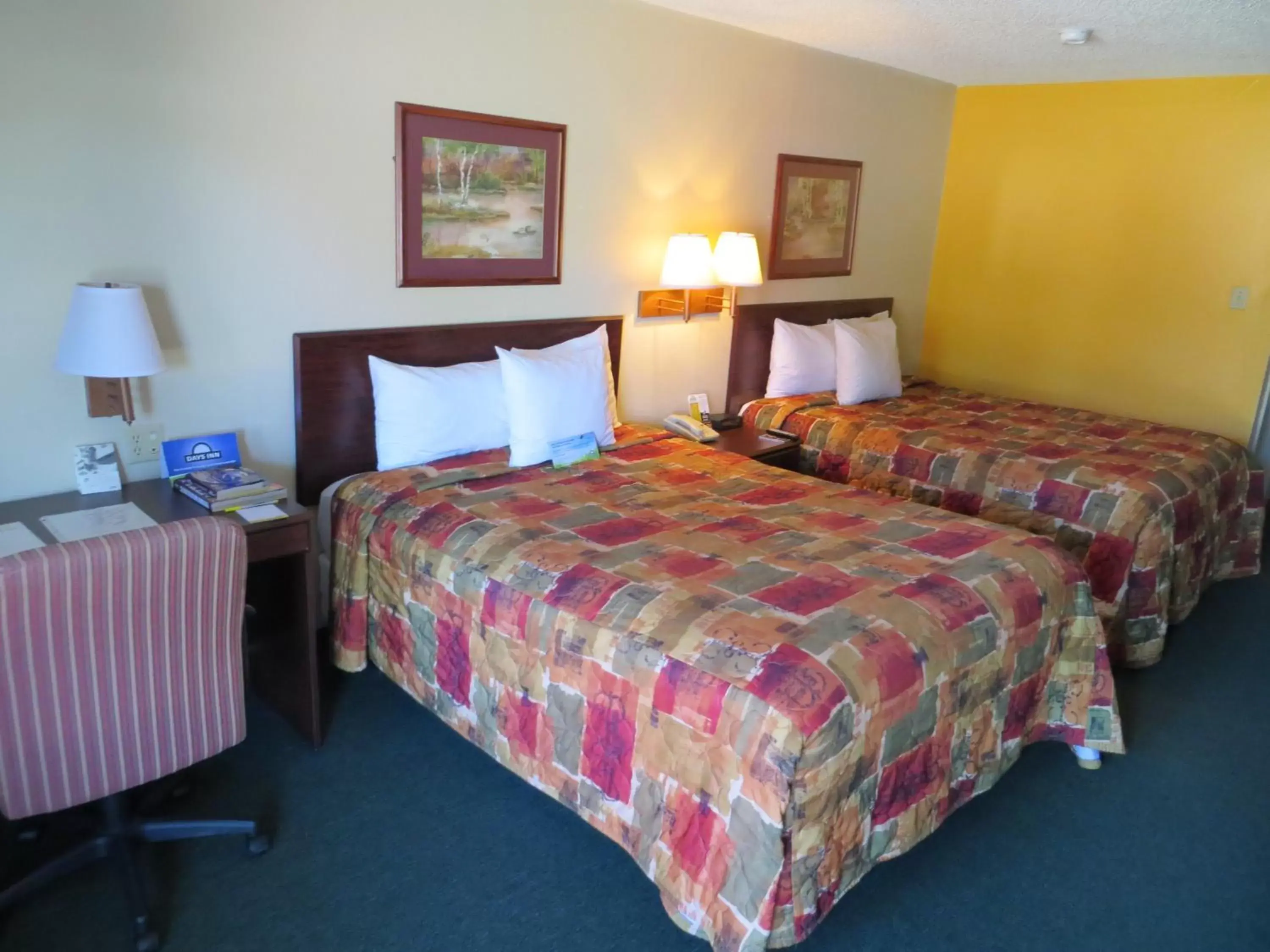 Double Room with Two Double Beds - Smoking in Days Inn by Wyndham Bryan College Station Double Room with Two Double Beds - Smoking in Days Inn by Wyndham Bryan College Station