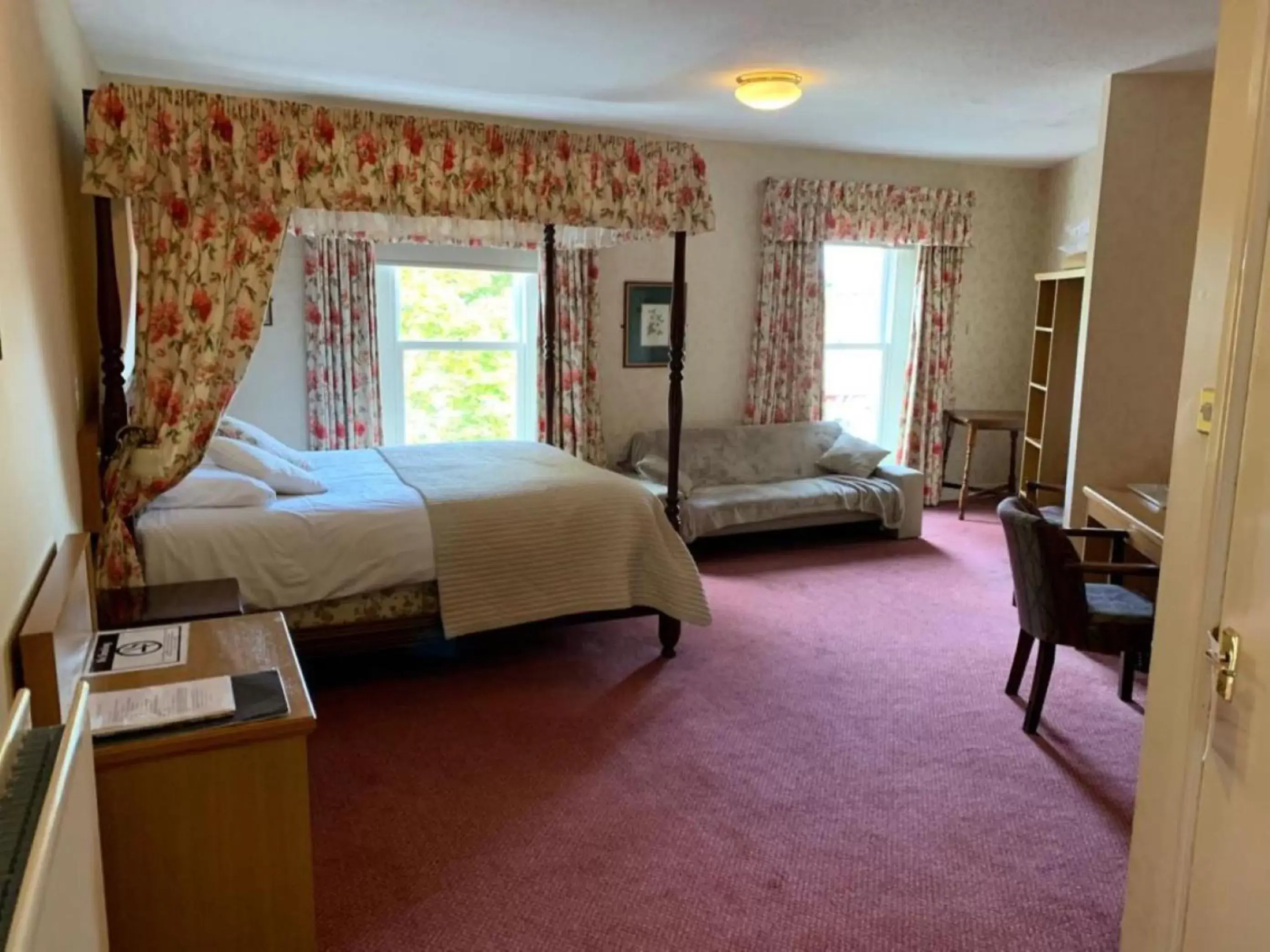 Bedroom in Waterford Lodge Hotel