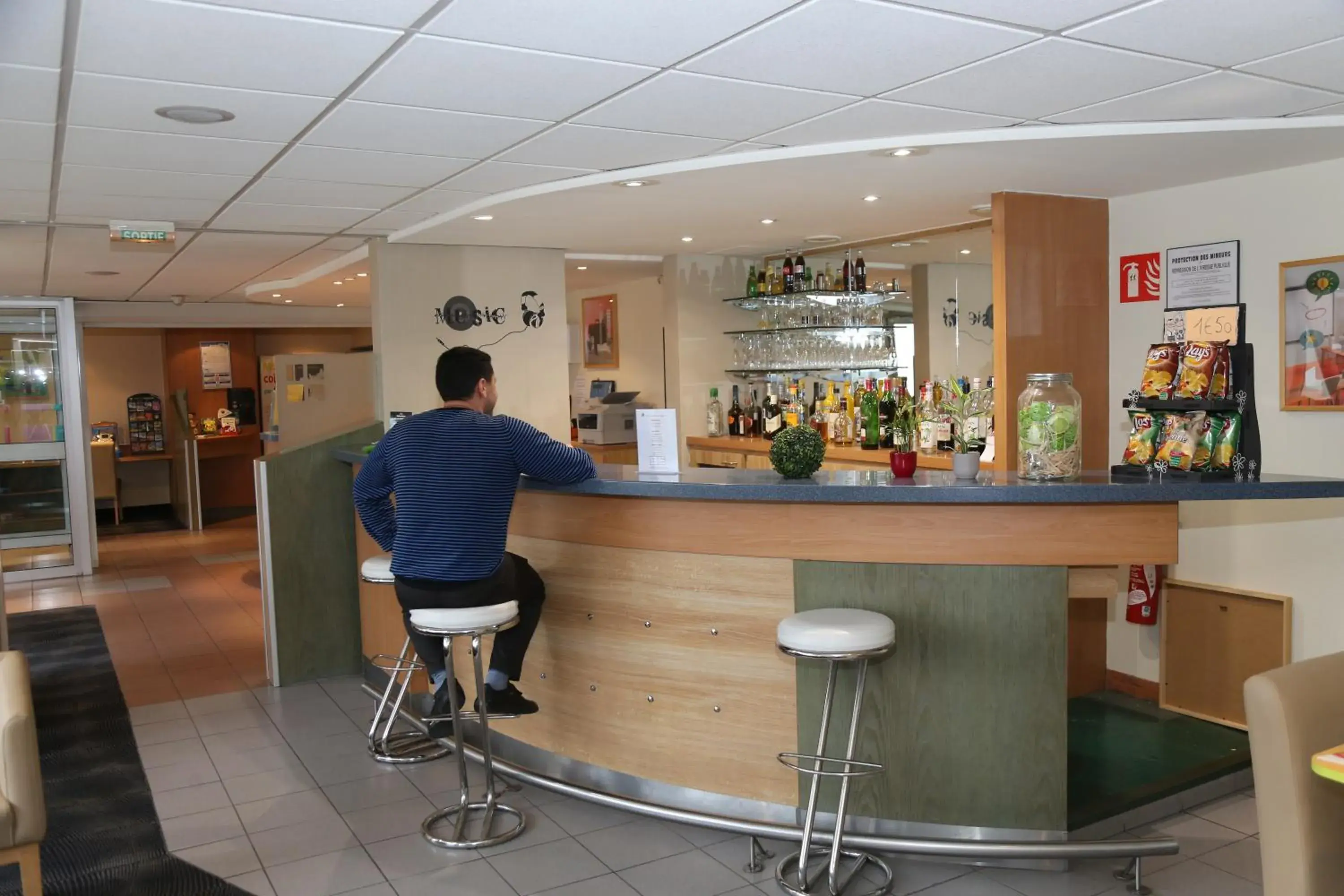 Lounge or bar in ibis Styles Orléans Lounge or bar in ibis Styles Orléans